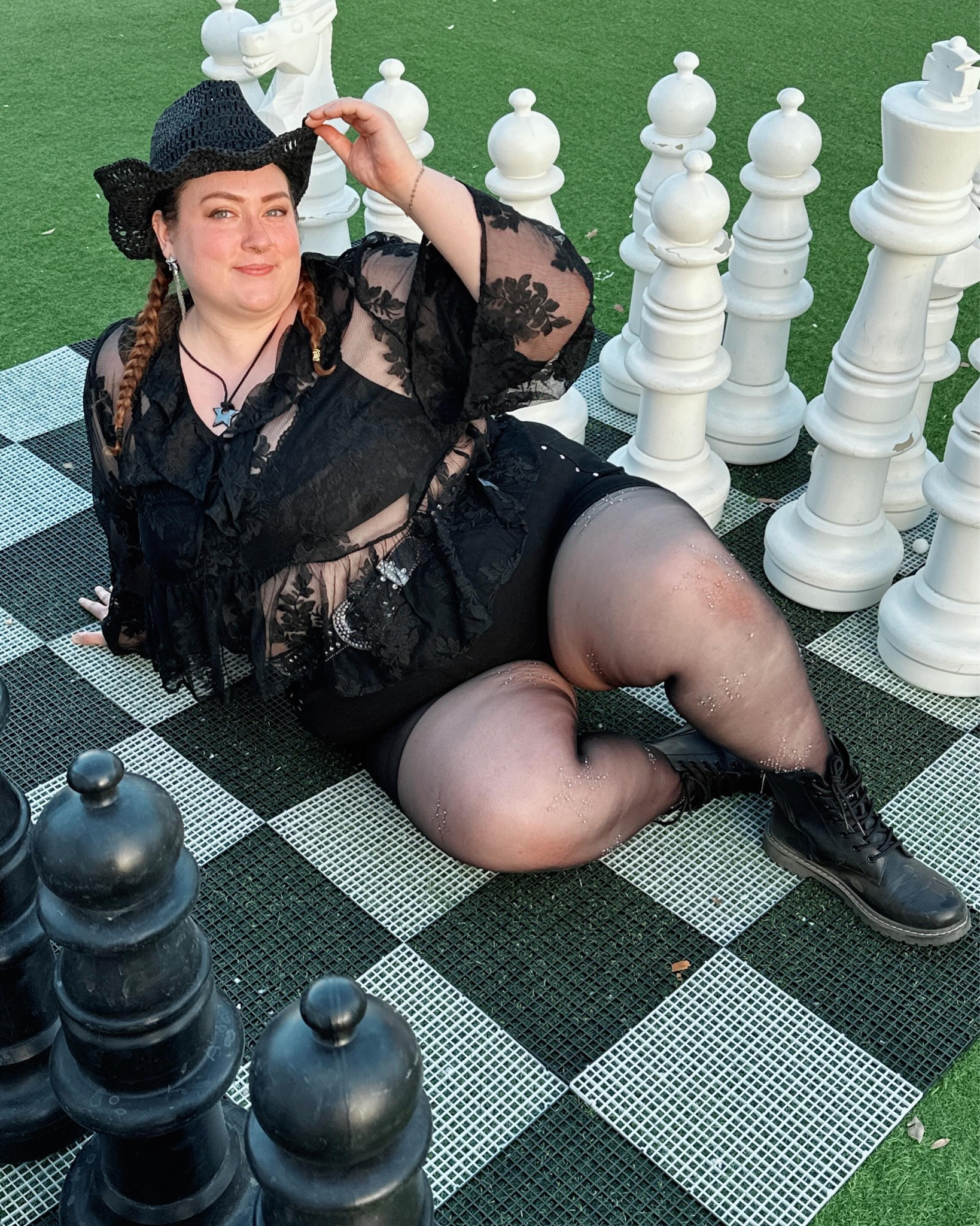 Cool girls only 😍 (I can’t even play chess ♟️💔) Comment KIMMY and I’ll send ya my outfit though!