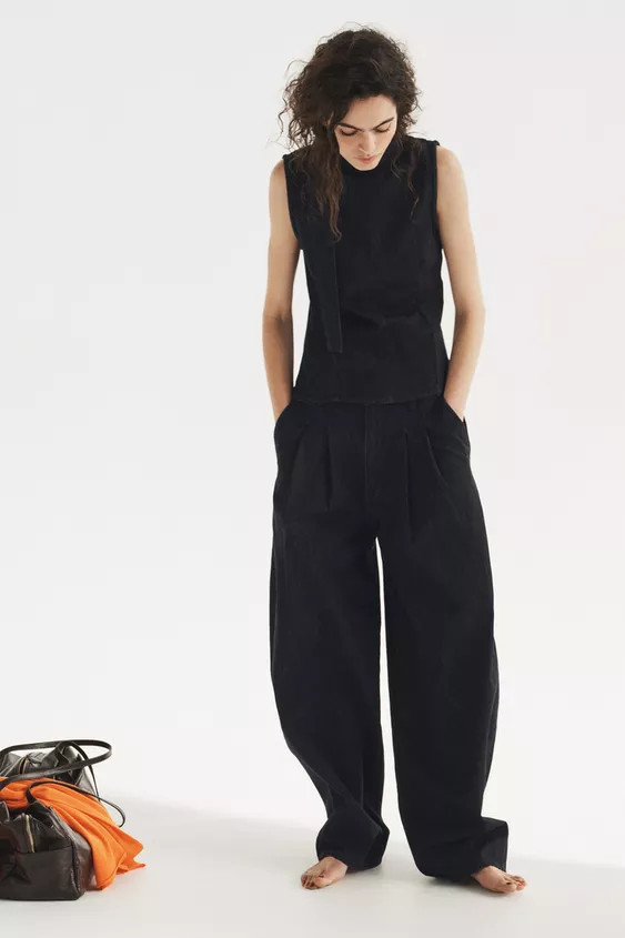 Halter neck top with a tie detail and sleeveless design. V-neck at the back. Side fastening with ... | Zara DE