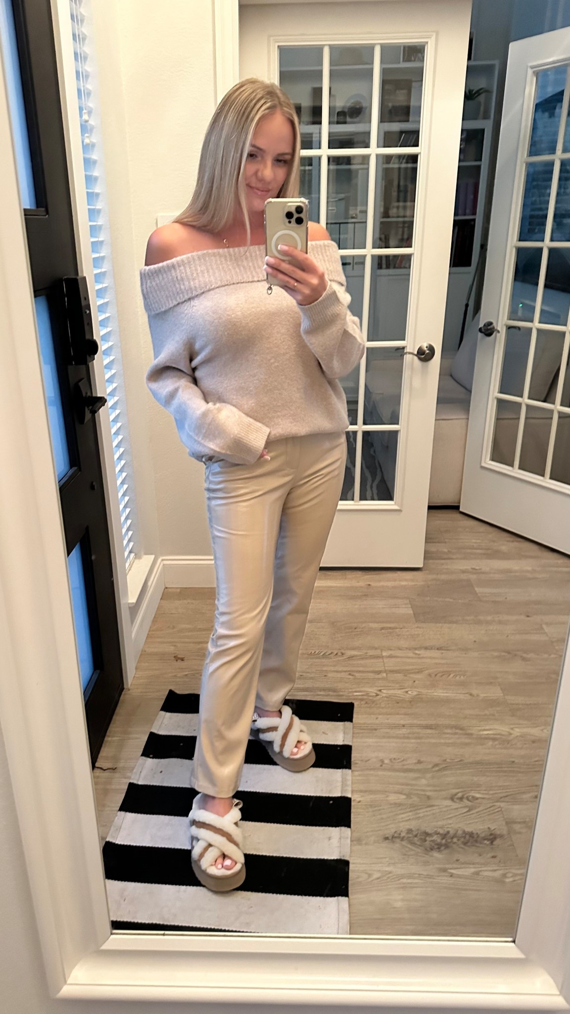 Apricot sweater size M


#LTKSeasonal #LTKSaleAlert #LTKStyleTip