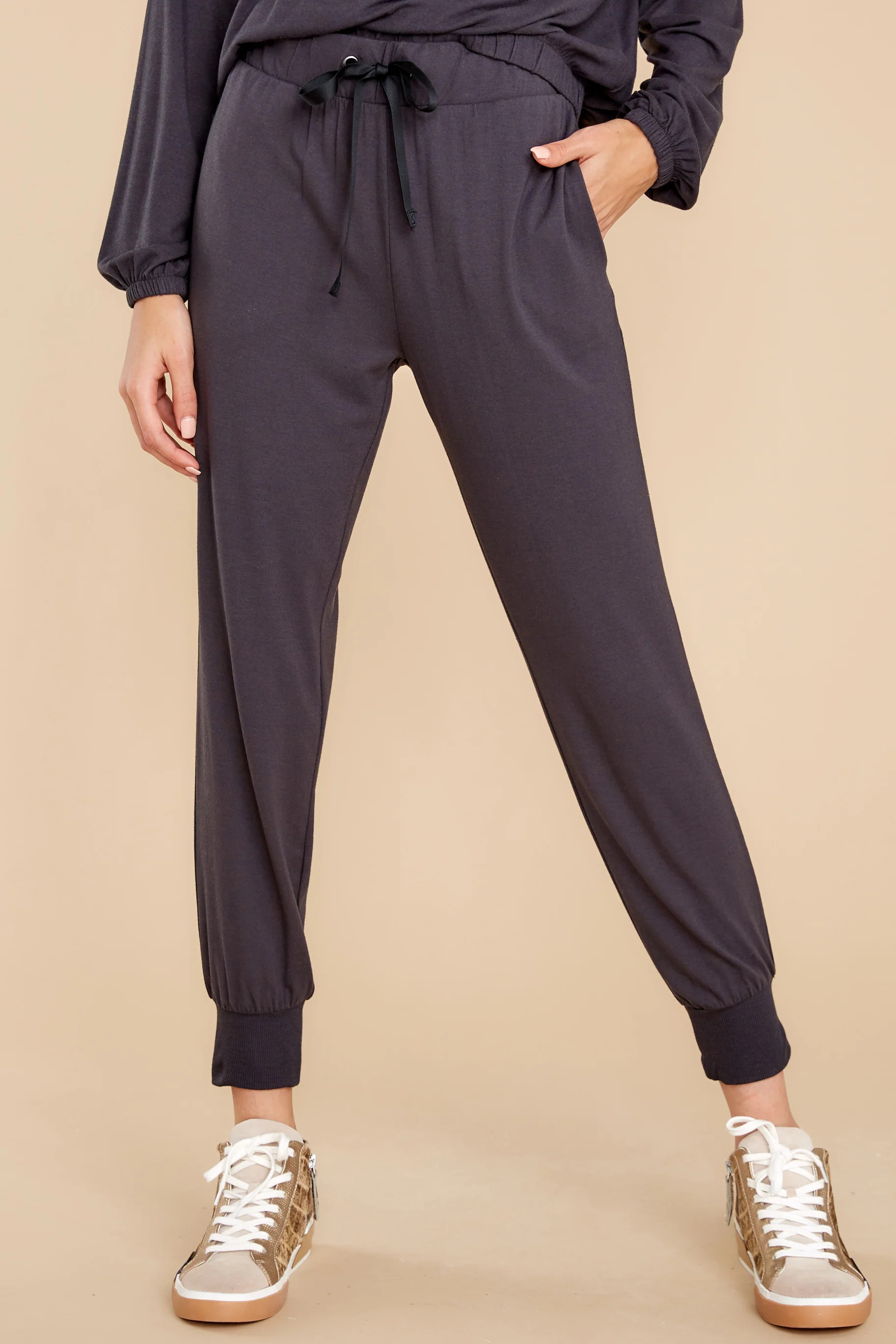 Z Supply Laine Whisper Onyx Fleece Jogger Pants Black | Red Dress 