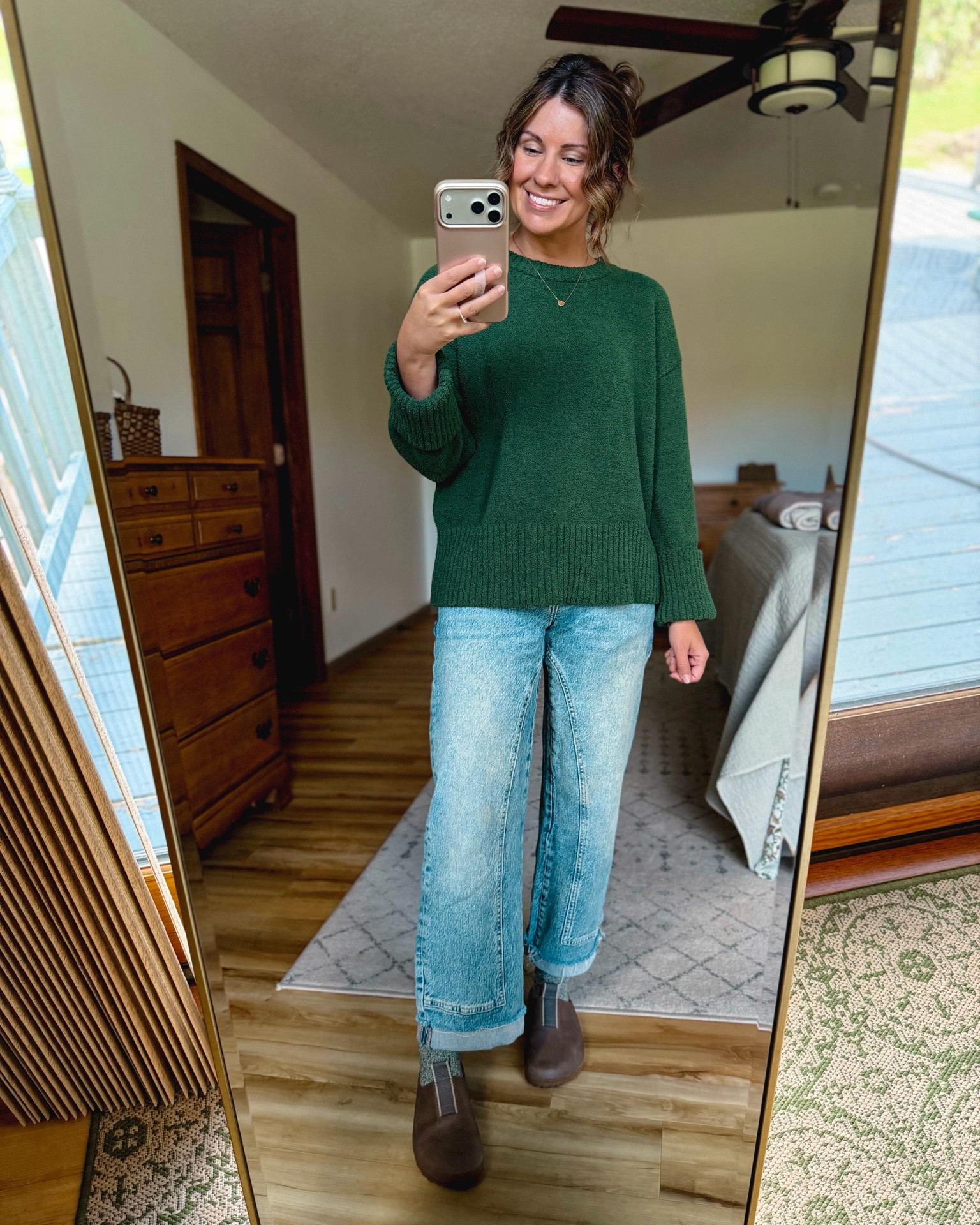 A cozy sweater and jeans look! Perfect for cool fall days🌲 petite friendly!

 Xs in my sweater, 24 in my jeans (mine are short but they don’t come in short anymore—they have a raw hem so I think they’d be easily cut off!) , and 6 in my clogs!