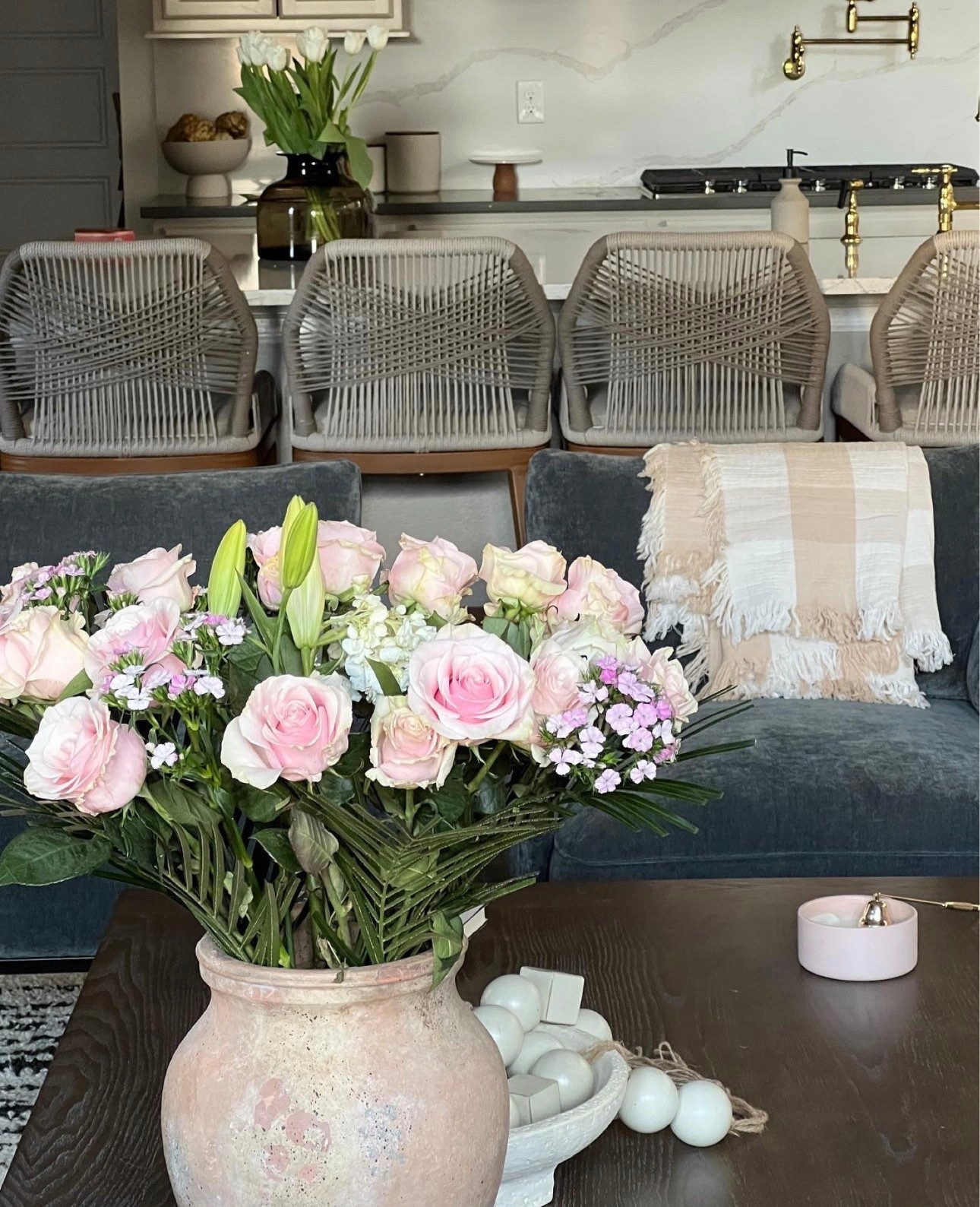 Linking similar vases, this one is from a few years ago.

#LTKHome #LTKOver40 #LTKSeasonal