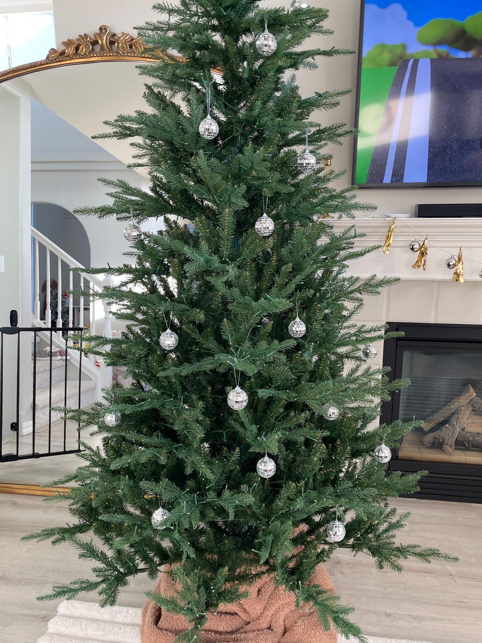 NYE tree 🥳✨🍾🥂


#LTKHome #LTKHoliday