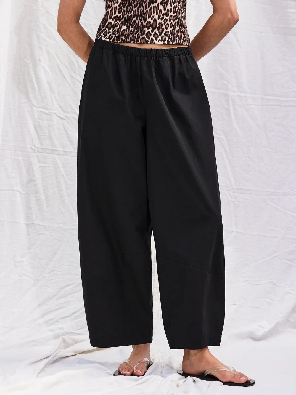 Petite Black Cotton Barrel Leg Trousers | Ro&Zo