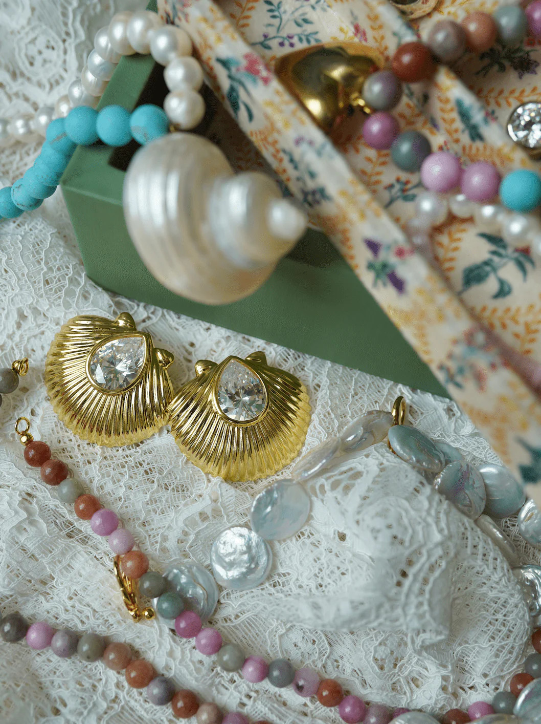 Golden Seashell Stud | Modatrova