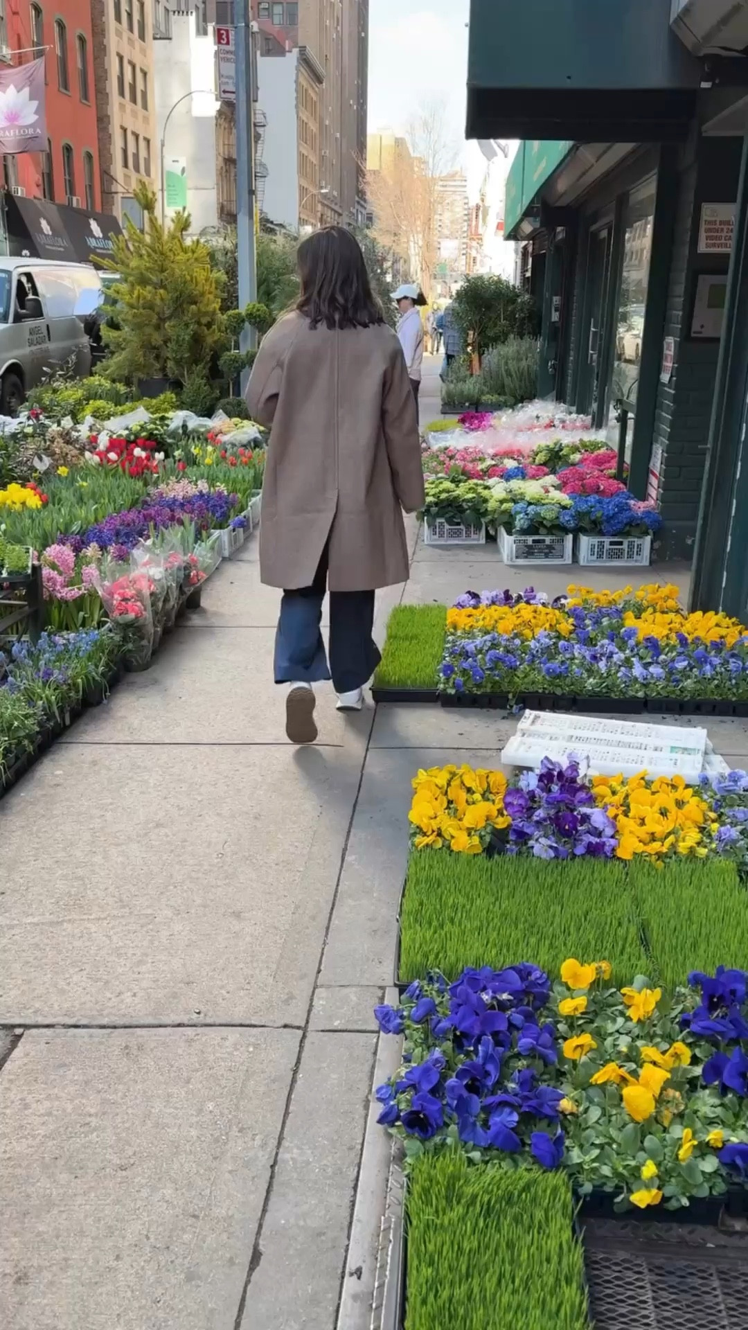 There’s nothing I love more than a street full of flowers…

and nothing I love less than walking through it while people are watching me 😂

The introvert in me can’t even act normal in the charming Chelsea Flower District 🌸

Follow along for home finds, pretty corners, and the occasional awkward outing.

#grandmillennialstyle #modernsouthernstyle #classicdecor #introvertlife