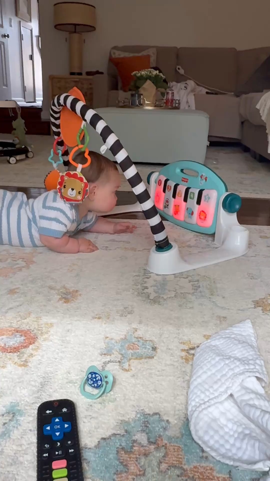 we officially have an army crawler thanks to this tummy time mat!!! 