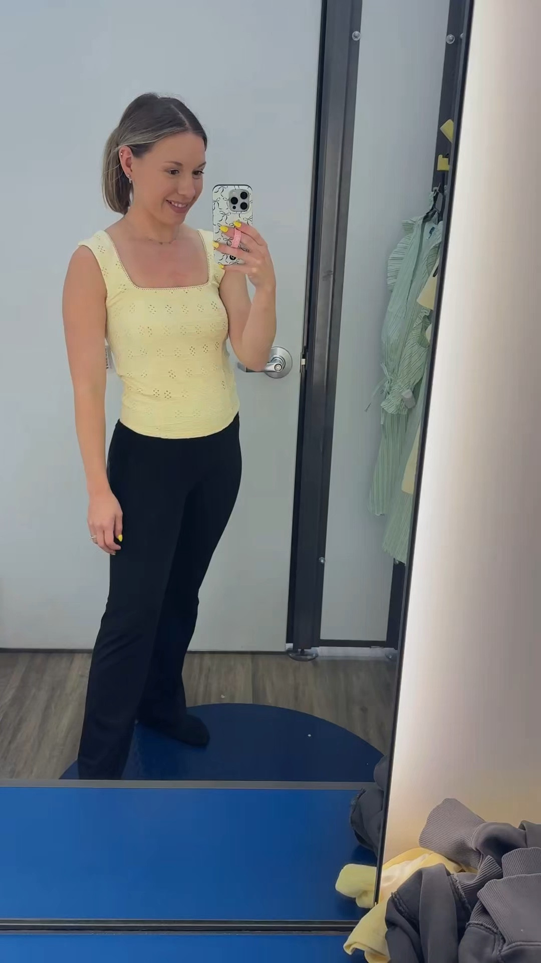 Give me all the yellow this spring and summer ☀️✨
#tryon #oldnavy #comfyfashion #momstyle #spring #yellow 