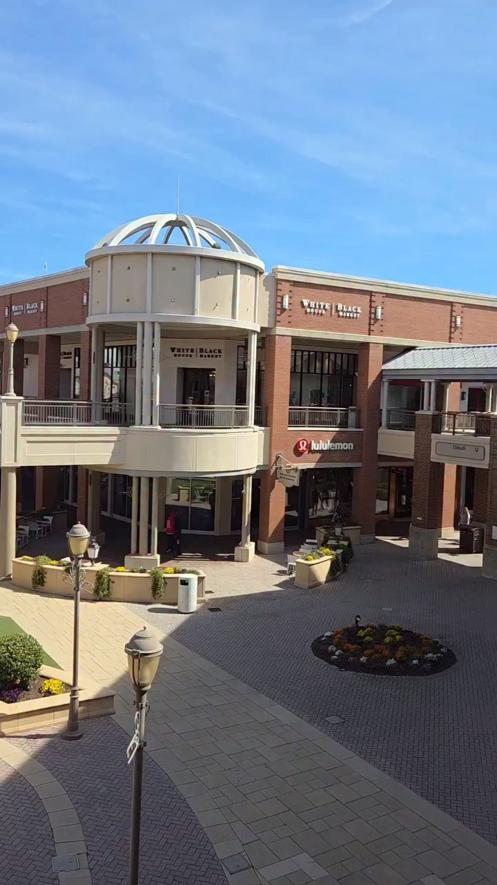 Malls def didn't look like this back in the day.
To me in person shopping will always beat the online experience. Retail stores have to step up their game though because you have to give clients a reason to leave their house