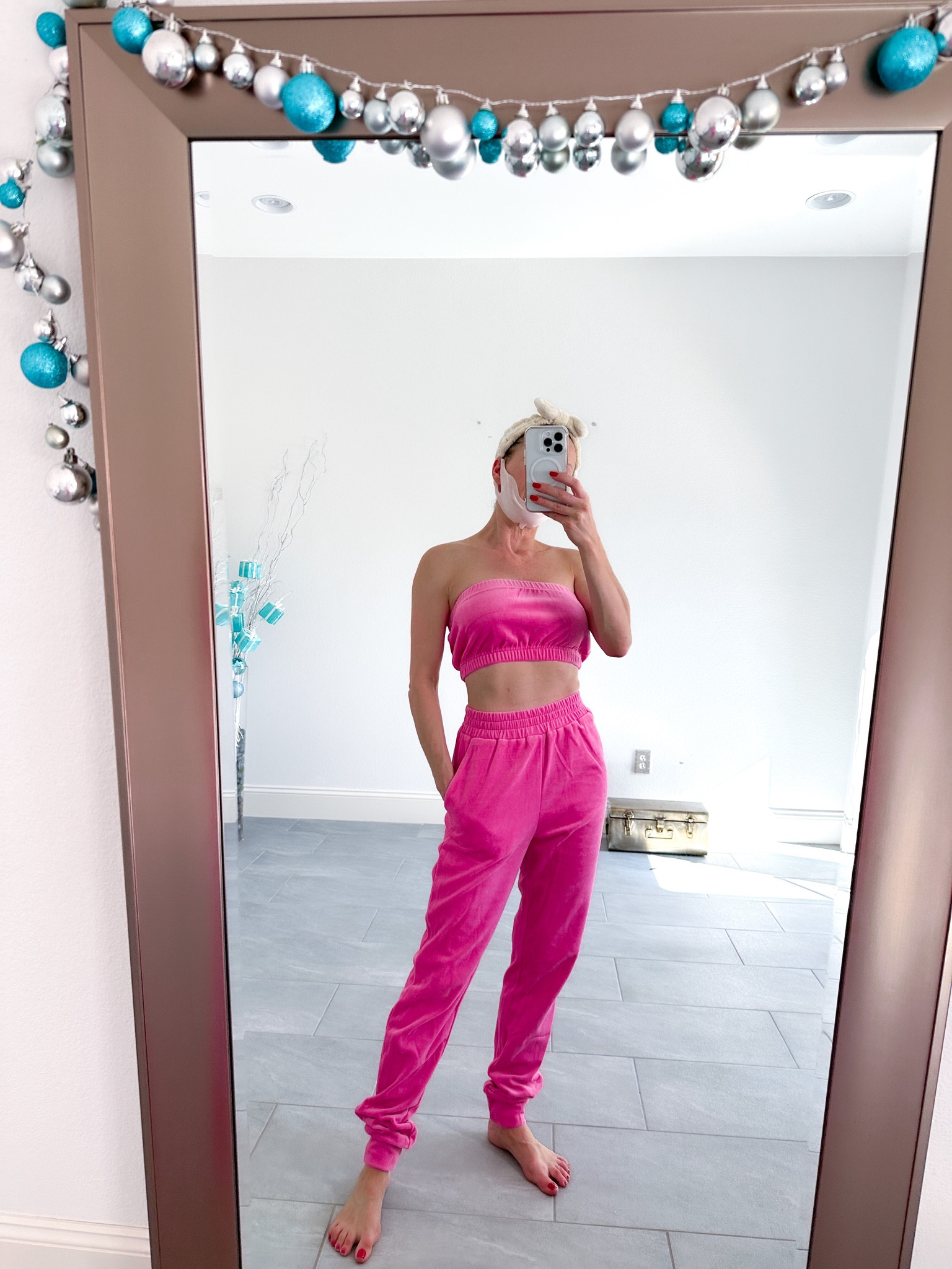 Sunday workout, sauna, face masking, lemon water & pink matching loungewear set (under $100). This hyaluronic & collagen mask mask is supposed to lift & tighten the chin & jawline & is a great stocking stuffer! #amazonfinds  

#LTKbeauty #LTKunder100 #LTKSeasonal