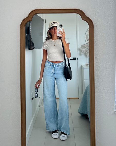 easy everyday spring/summer outfit ideas from Hollister. code HCOMCKENZIE for an EXTRA 20% off (code is stackable)

sizing: 
000R in straight leg jeans 
XS in baby tee  
