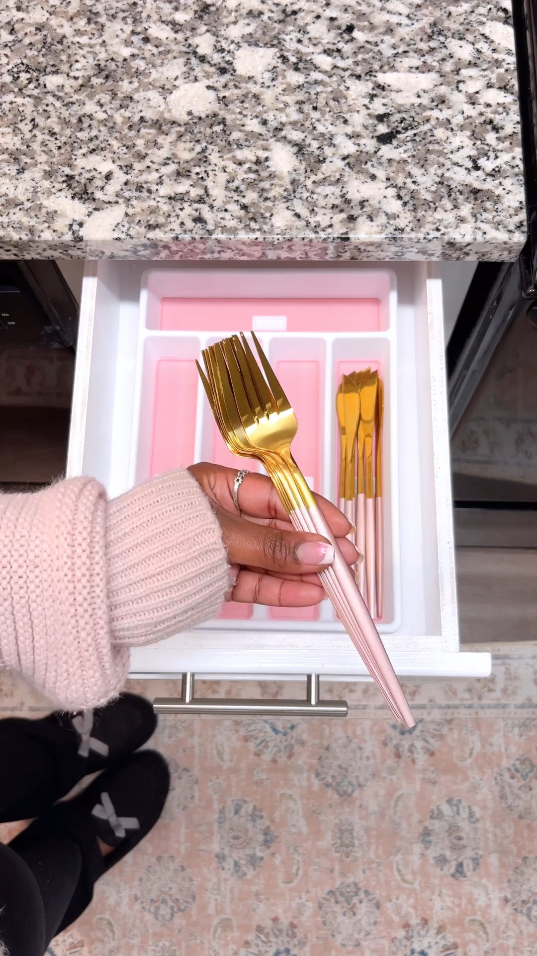 The cutest flatware set & organizer ☺️🎀 

#LTKVideo #LTKhome #LTKparties