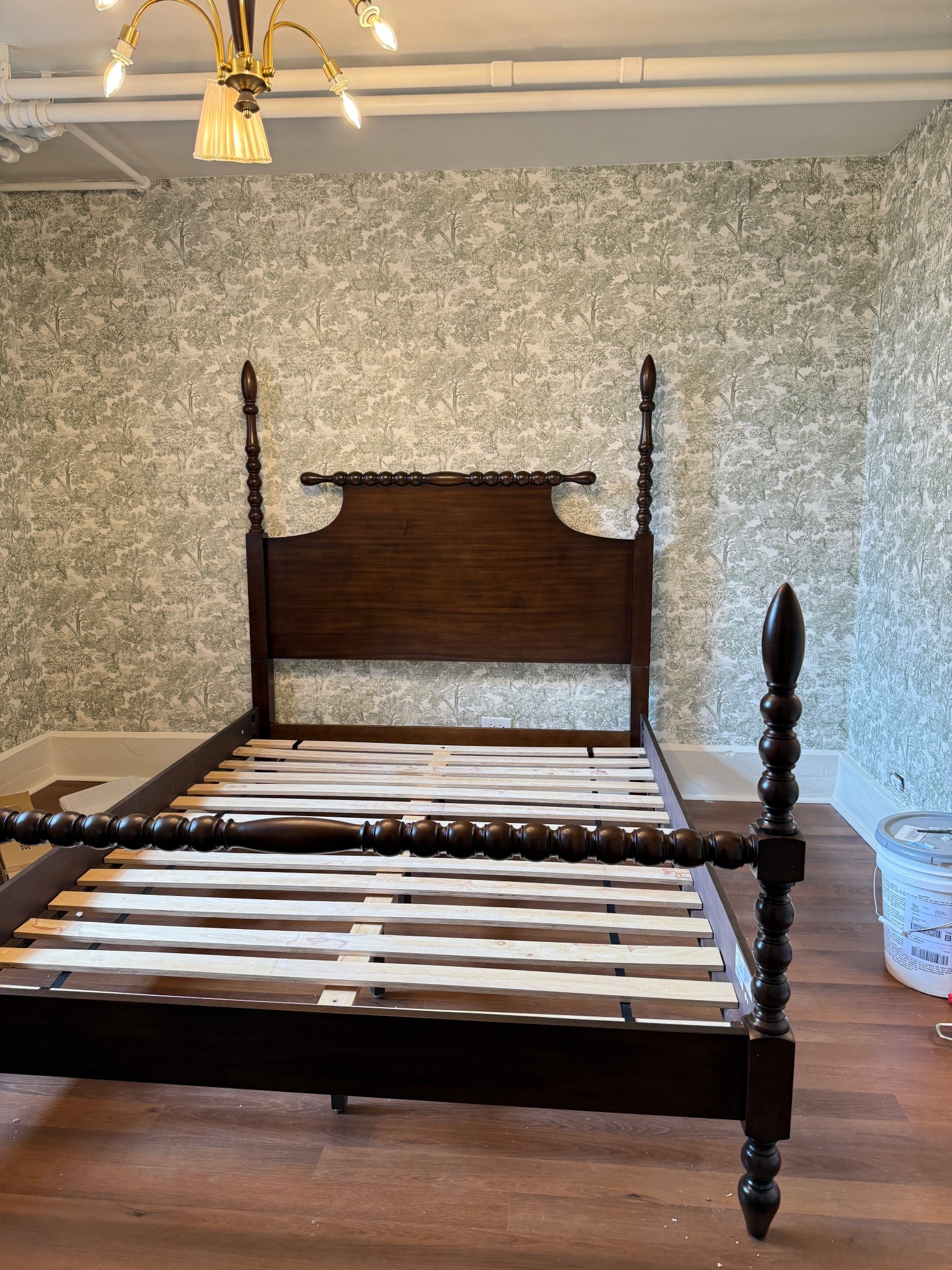 So impressed with this solid wood spindle bed I just got for the guest room! I wanna sleep on this beauty! 😭

#LTKHome #LTKSaleAlert