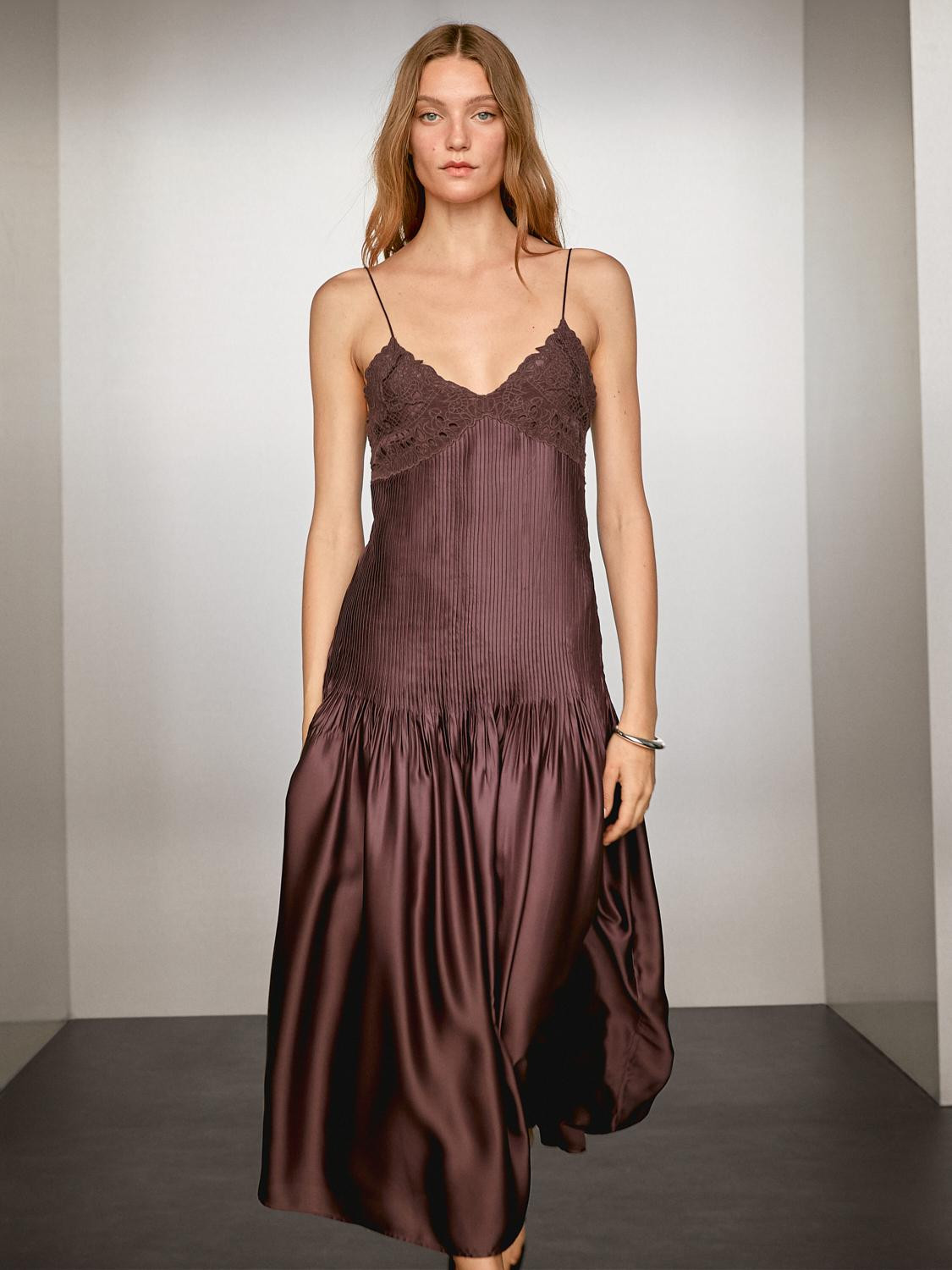 Fließendes Midi-Trägerkleid in Satinoptik | Massimo Dutti DE