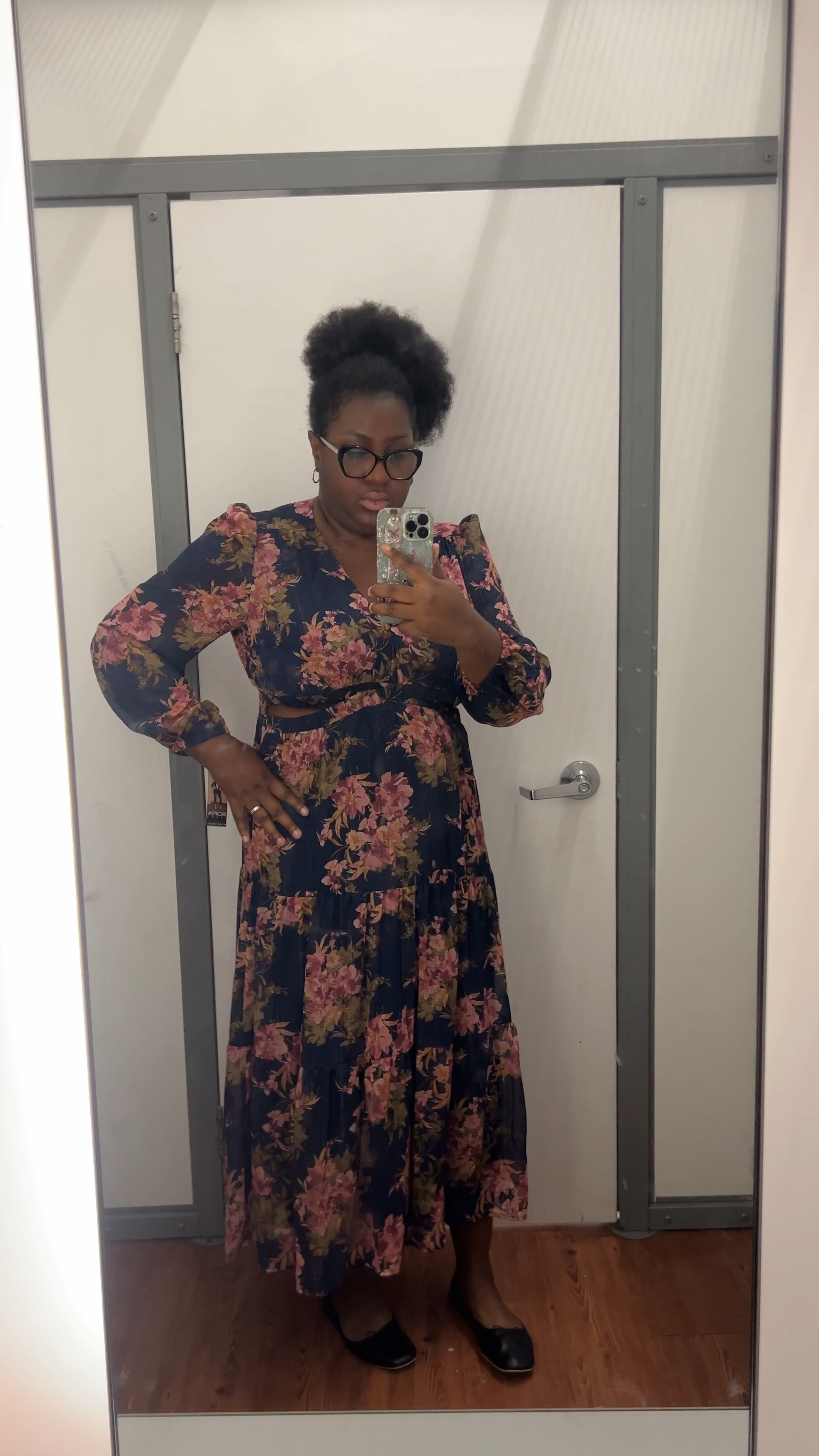 I am obsessed with this Fall long sleeved cutout dress!! The pink floral print is absolutely gorgeous against the navy bluee

#LTKVideo #LTKfindsunder50 #LTKmidsize