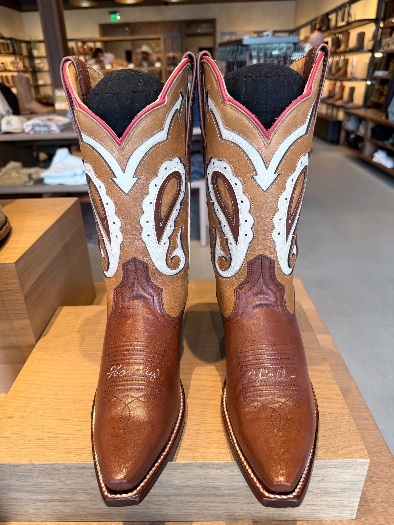 A little New Boot Goofin with a little Howdy Y’all included!! These are the new Sadie boots from Tecovas and they are super cute! The Sadie’s run TTS and these are perfect for any of you summer concerts!

#LTKOver40 #LTKTravel