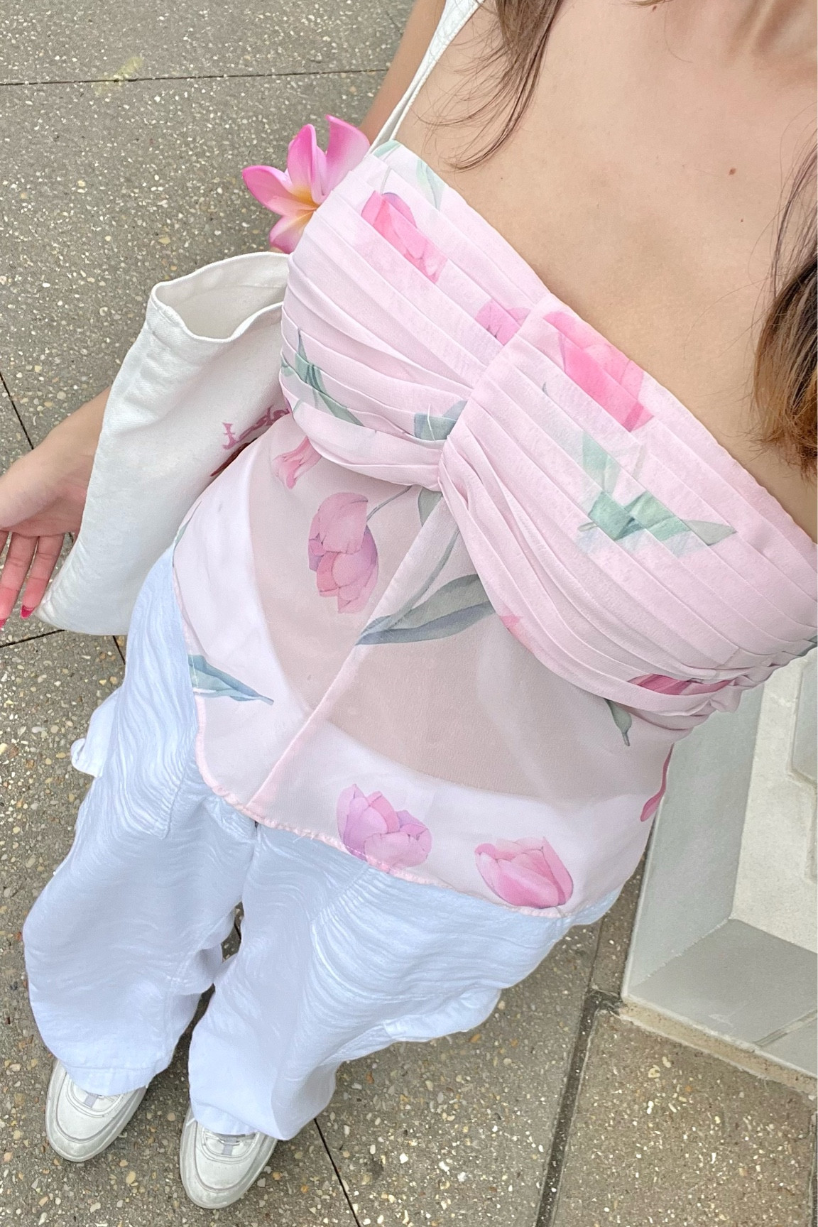 Princess Polly code: ANYA20

pink sheer floral tube top with baggy white cargo pants

top brand: princess polly
bottoms brand: hollister

top size: 2
bottom size: xs