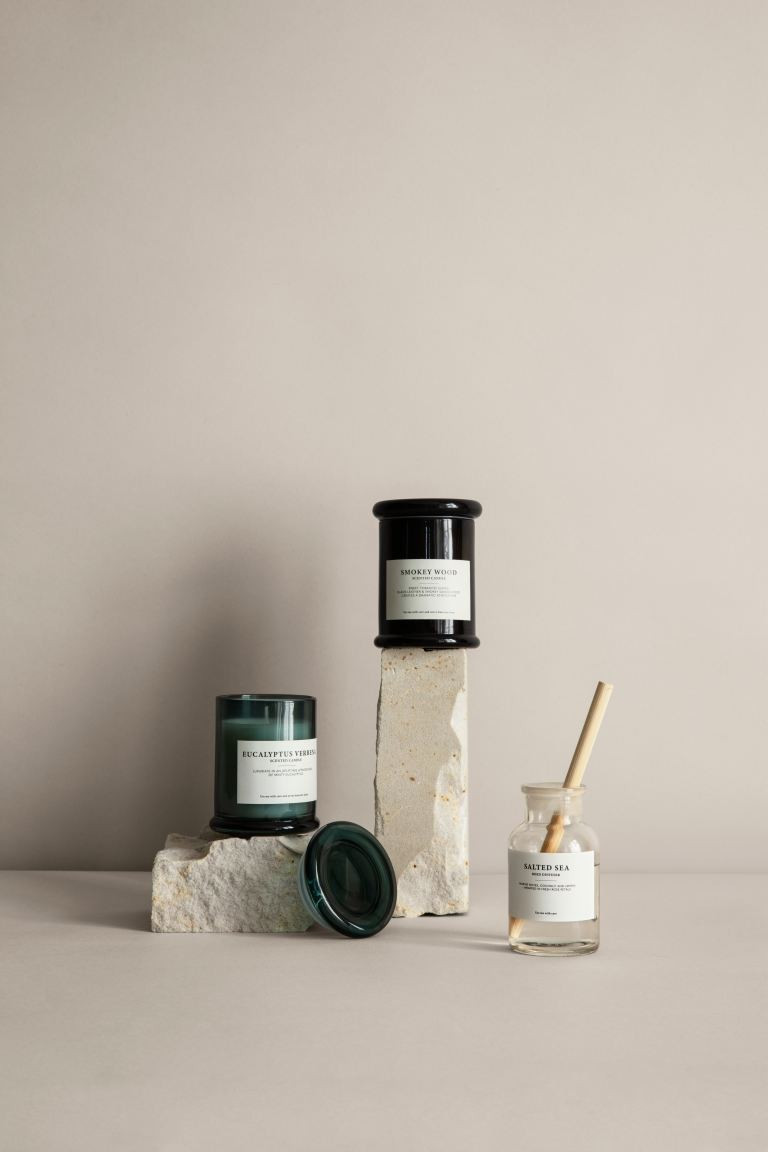 Scented candle in a glass holder with lid. Height 4 in. Diameter 3 in.Weight685 gCompositionOther... | H&M (US + CA)