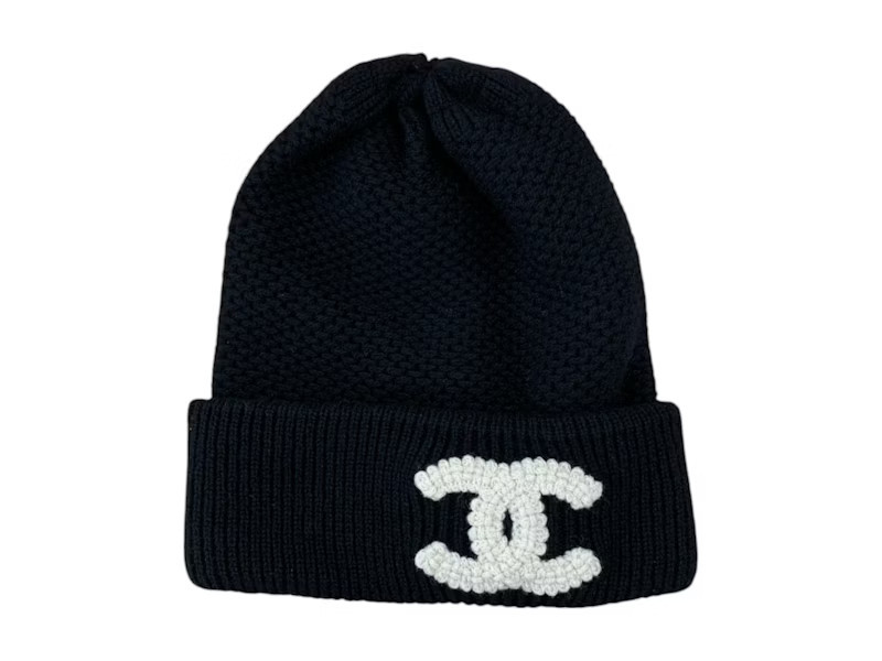 Women's Chanel CC Logo Beanie in Black/White | StockX