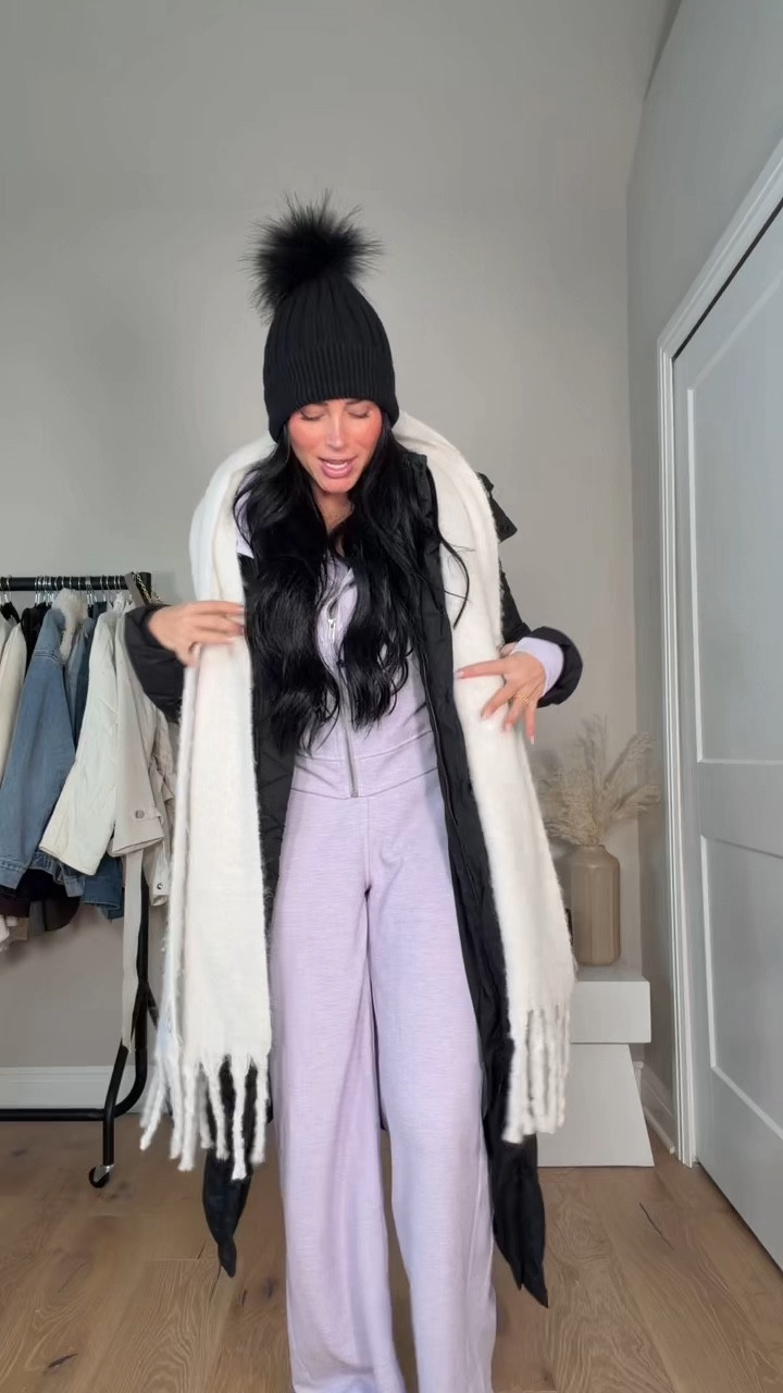 Cozy & warm OOTD 💜


My sizing 5’7, 145lbs, 32dd
I’m wearing a size 4 coat, size xs/s zip up, size small tank & pants 

#LTKU #LTKHoliday #LTKootd