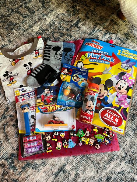 Mickey Mouse, Disney, surprise, Minnie Mouse, gifts 