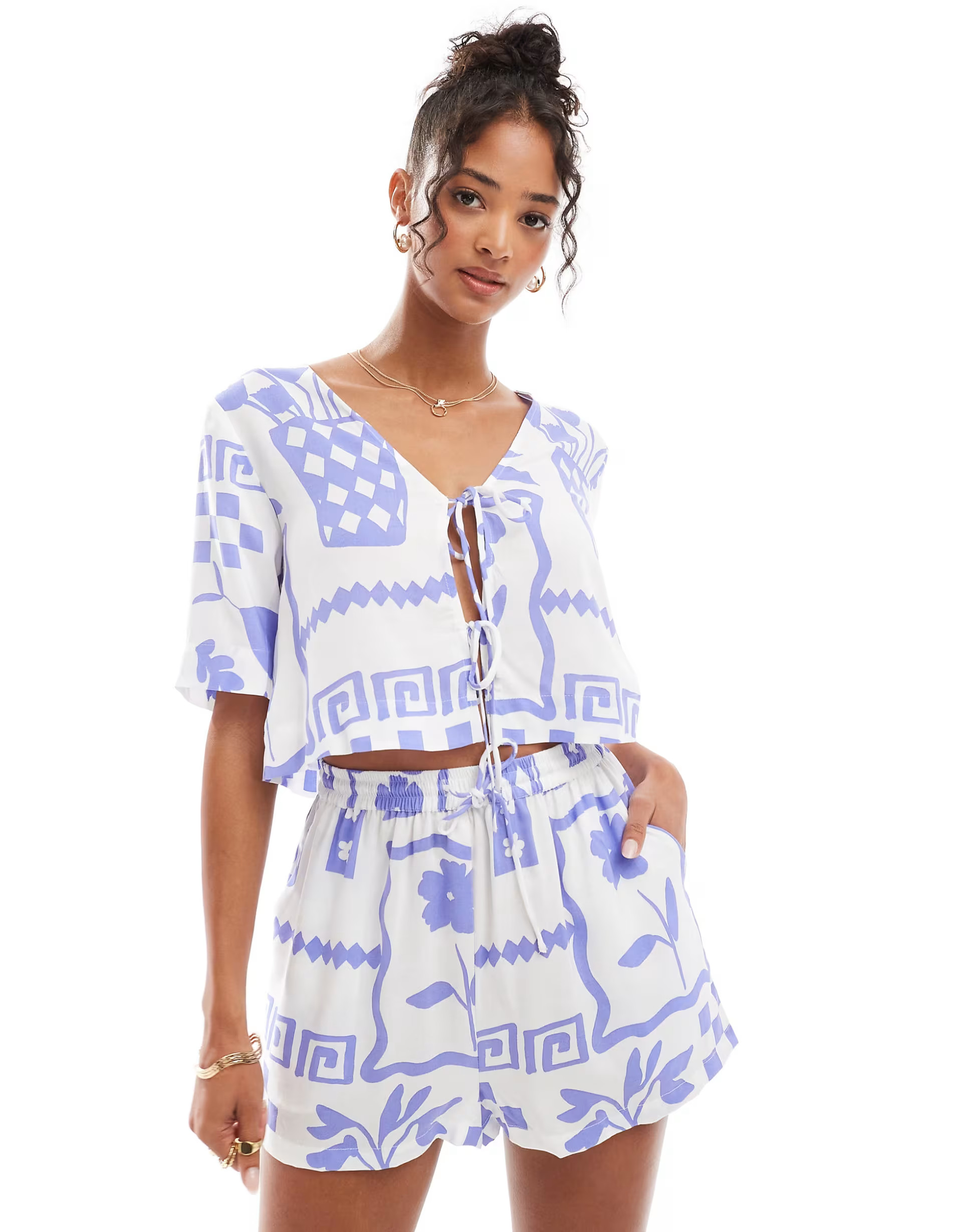 ASOS DESIGN – Vorn gebundenes, kurzärmliges Oberteil mit Kachelmuster, Kombiteil | ASOS (Global)