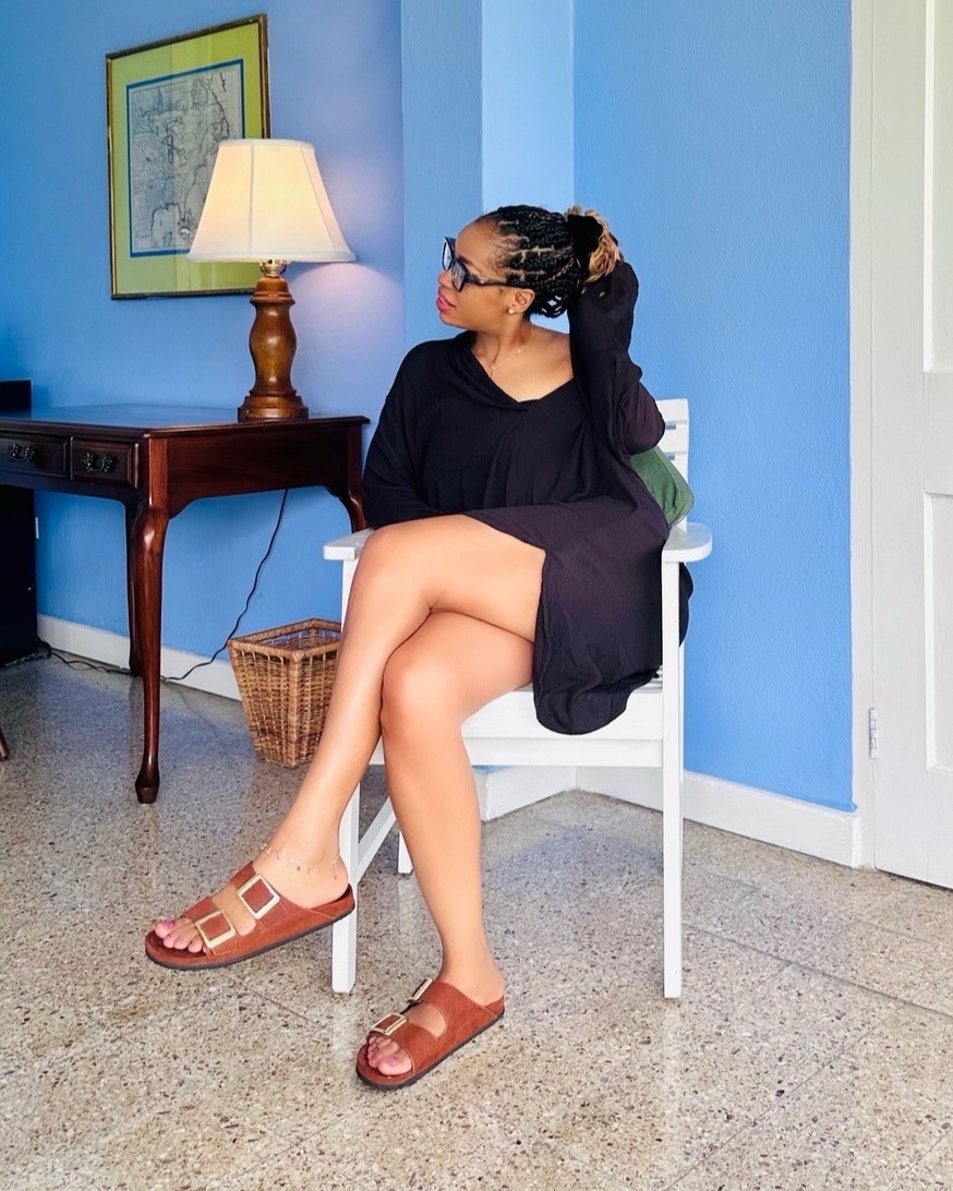 Lounge vibes 


#LTKShoeCrush #LTKFindsUnder100 #LTKOver40