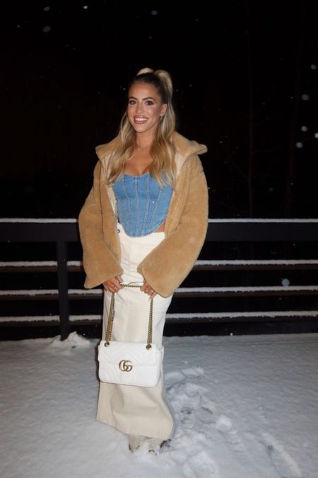 Aspen OOTD 🤎


Revolve
Winter coat
Winter
Jacket
Denim top
Maxi skirt 

#LTKSeasonal #LTKSpringSale #LTKfindsunder100