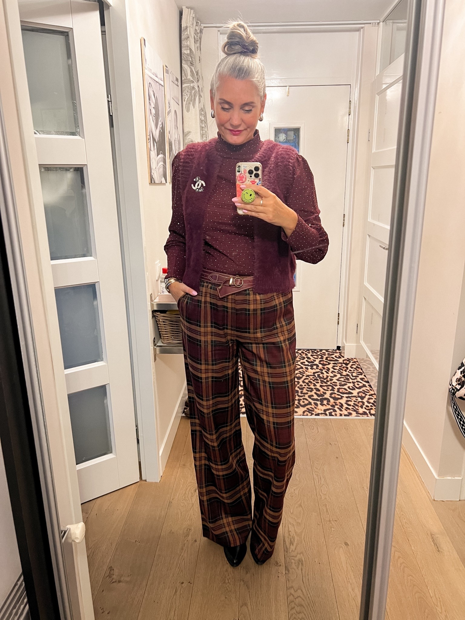 OOTD - donderdag. Bordeauxrode glitter top (https://terstal-nl.mtpc.se/5804174, maat L) en fuzzy gilet (https://terstal-nl.mtpc.se/5804177, maat L) met een extra lange geruite broek (maat 40), riem is 100 jaar oud en de laarzen zijn oud van Sacha. 

#LTKworkwear #LTKeurope #LTKnederlands