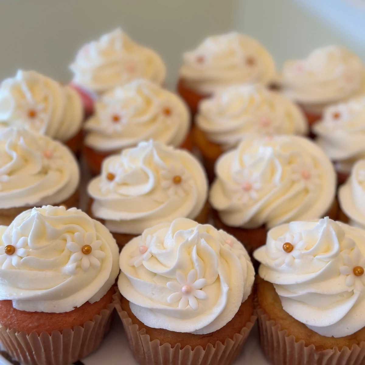Edible Fondant White Daisy Flower With Gold Pearl Decoration for Birthday Cake/ Cupcakes Topper B... | Etsy (US)