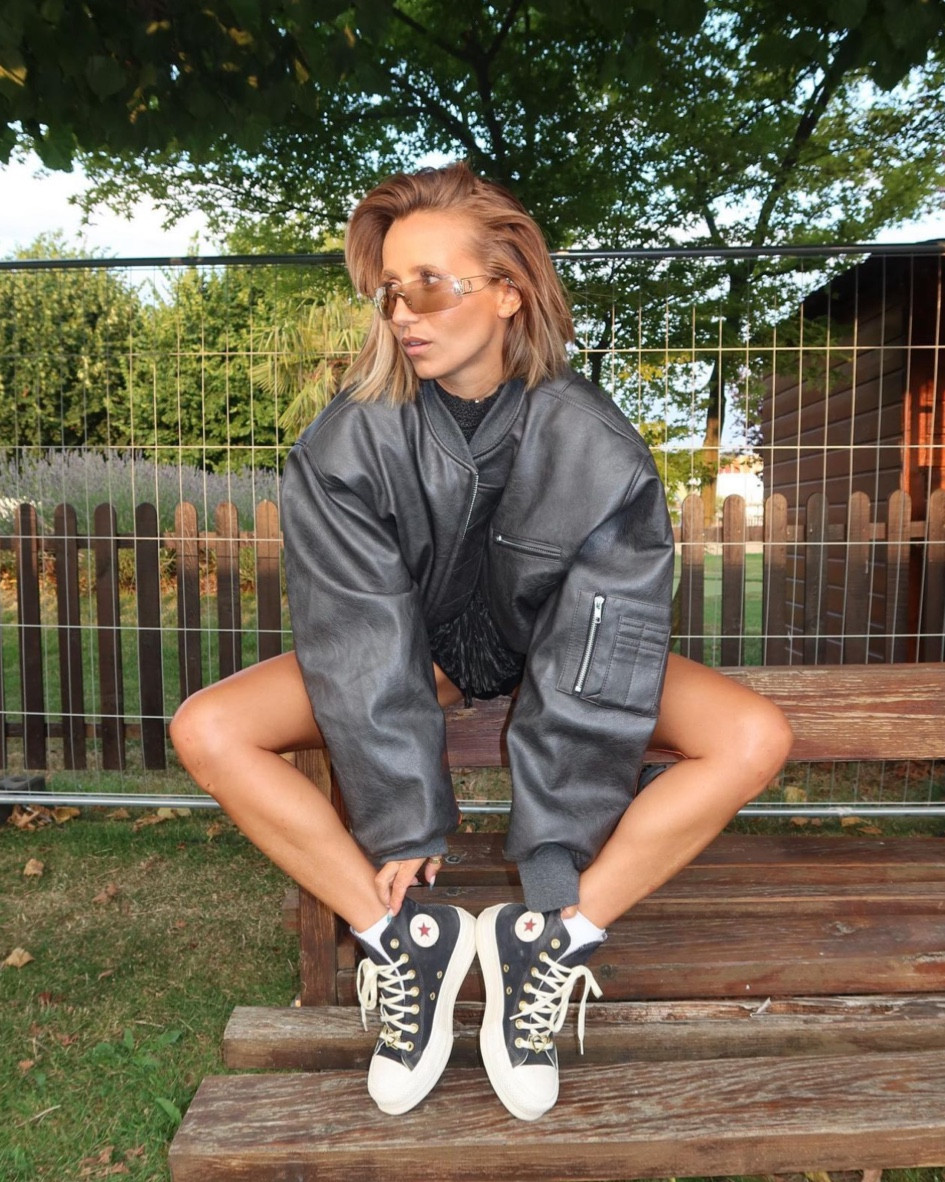 Look Festival 💥🎇

Converses Chuck Taylor lift, bomber cropped en faux cuir noir, lunettes de soleil vintage Dior 
#festivallook #lollapalooza2023 #lollapaloozaparis2023

#LTKstyletip #LTKFind