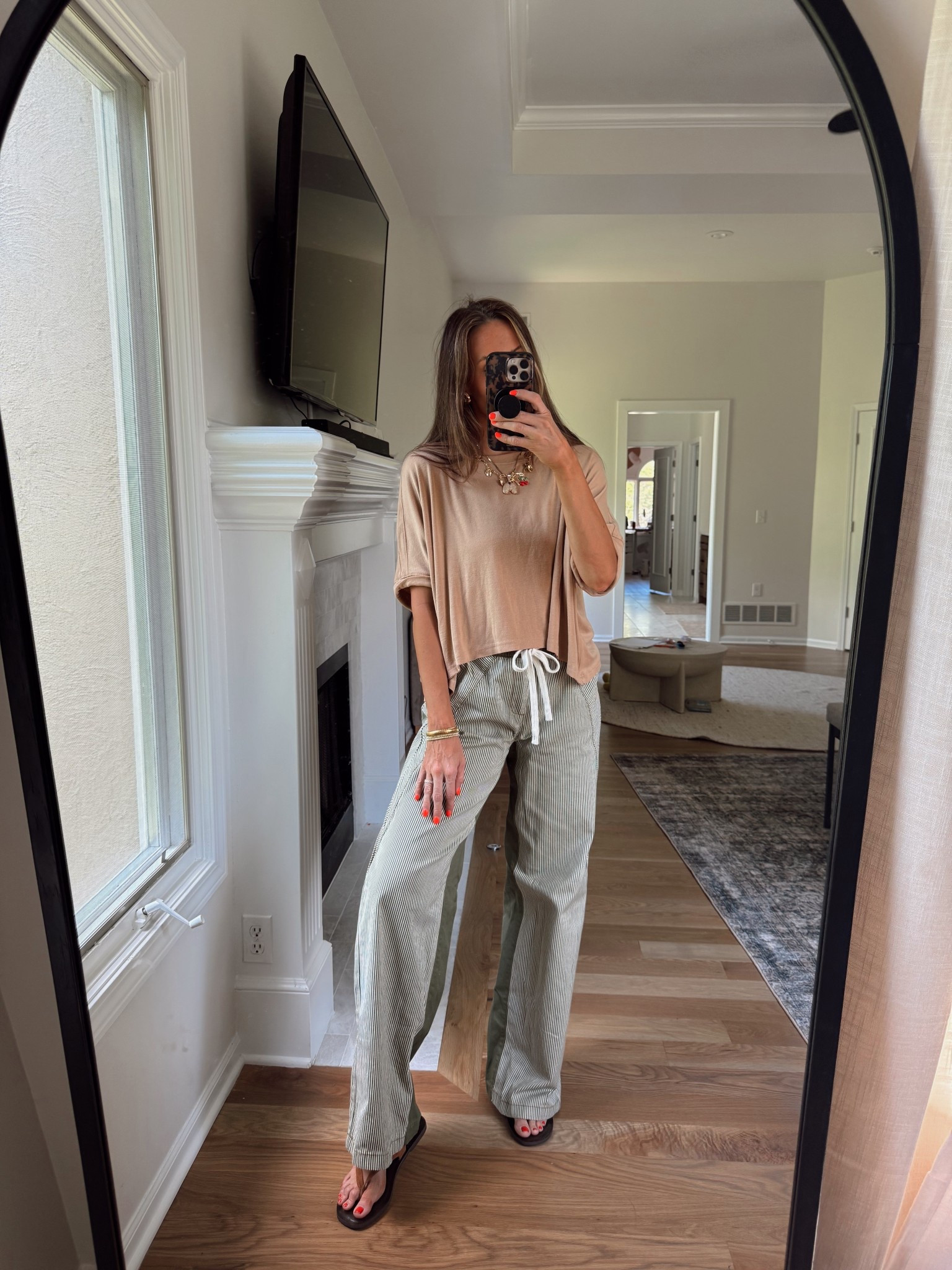 Flowy, lightweight top with these pants that are perfect for summer. Easy and cute when you’re on the go! 