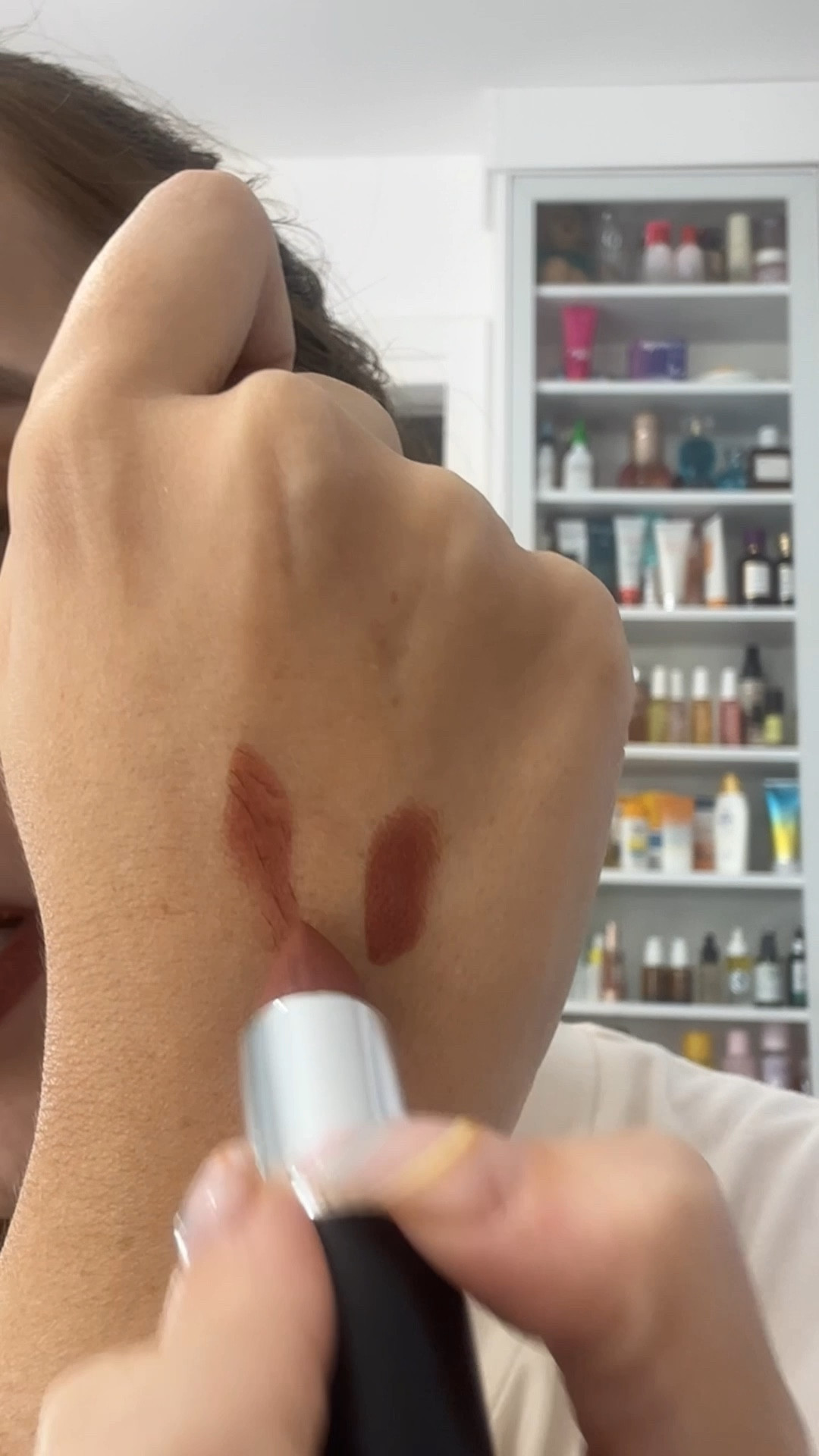 Vcs pedem 🤝🏻 eu faço
As diferenças de cores entre os batons e lápis labiais da Mac #ltkbrasil #maccosmetics #whirl #warmteddy #soar #batom #lapislabial