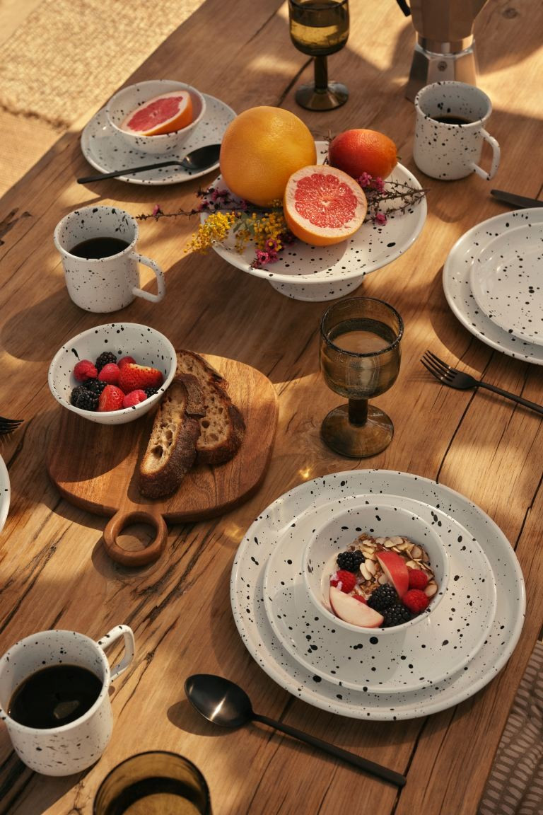 Metal cake stand | H&M (UK, MY, IN, SG, PH, TW, HK)