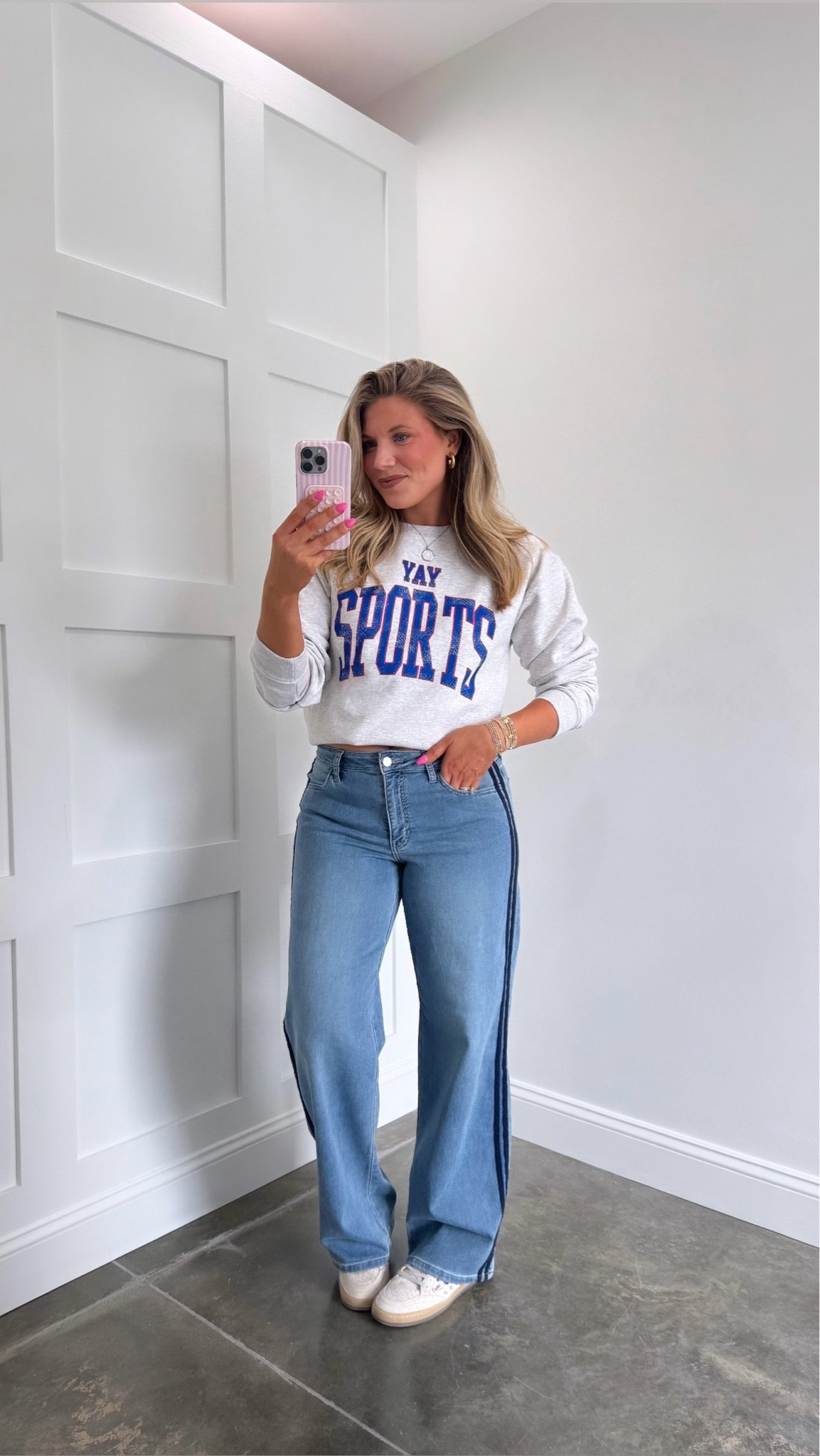 Easy & comfy gameday fit!!! Works for any team & sport 🤗

Wearing size large in sweatshirt 
28 in denim