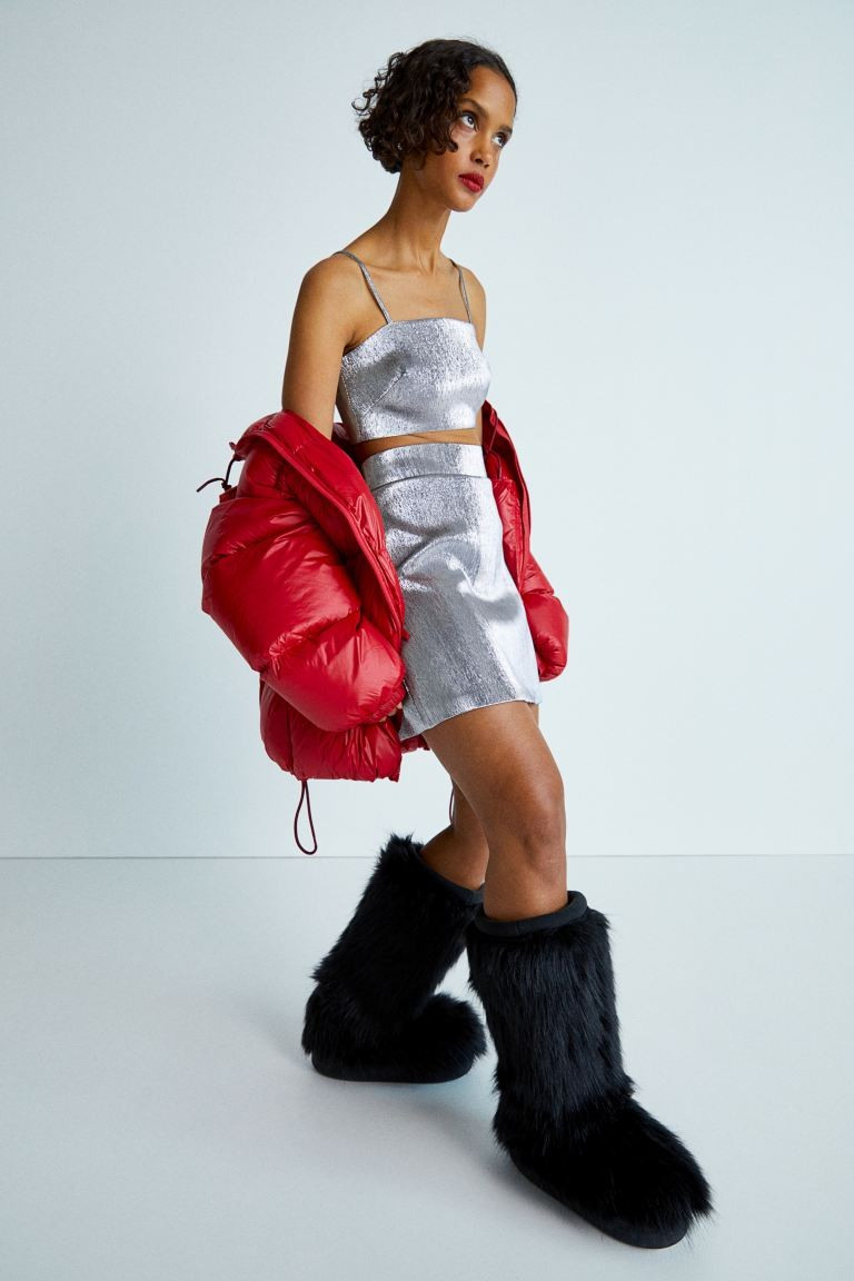 Conscious choiceShort skirt in woven fabric containing glittery threads. High waist with a concea... | H&M (UK, MY, IN, SG, PH, TW, HK)