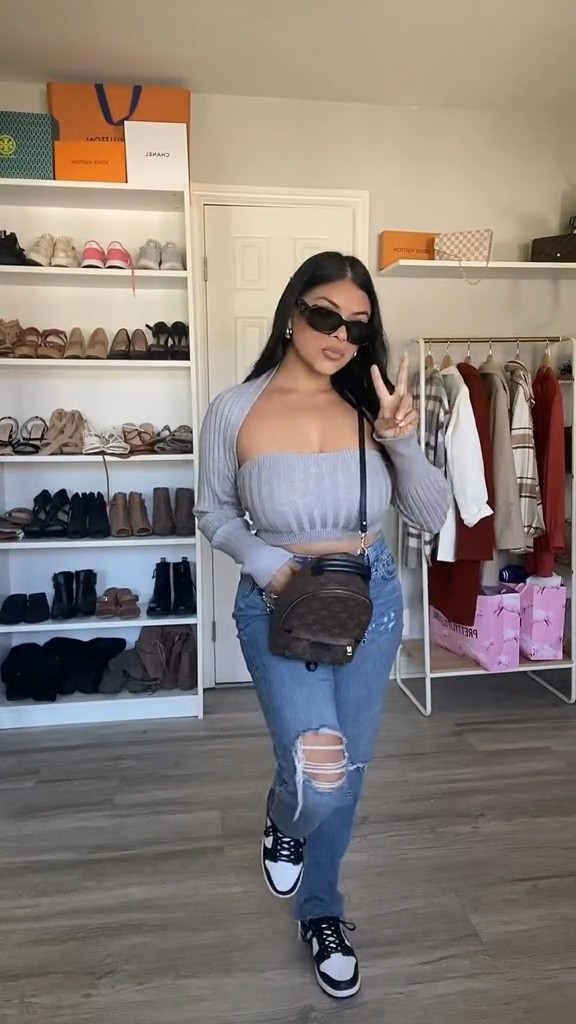 Thursday ootd 
Jeans Fashionnova all split up high rise 