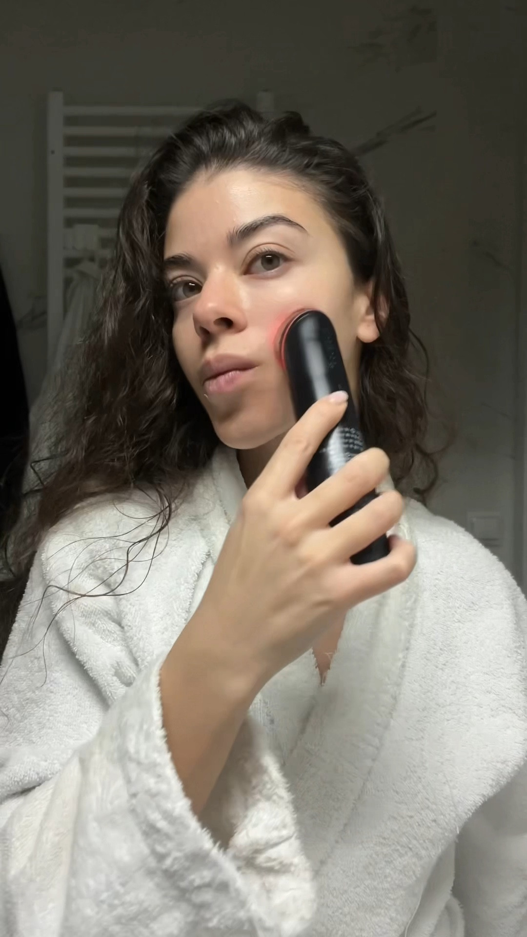 RUTINA ANTIMANCHAS
- Tónico para hidratar y calmar @anua_kr 
- Serum despigmentante y antiinflamatorio con ácido azeláico, arbutina y ácido tranexámico de @twopolescosmetics 
- Crema reparadora con ceramidas (ideal para el invierno) de @drjart 
- Gel con colágeno de @medicube_global_official (es SÚPER denso, así que con muy poco es suficiente) 
- Medicube Age R Pro en el modo “booster” para estimular el colágeno, la absorción de los productos y sacar el mayor rendimiento a toda la rutina 10/10 

¿Qué os ha parecido? 

skincare, rutina de skincare, rutina de skincare antimanchas 

#skincare #skincareroutine #koreanskincare #drjart #medicube #twopolescosmetics #anua 

#LTKespana #LTKeurope #LTKbeauty