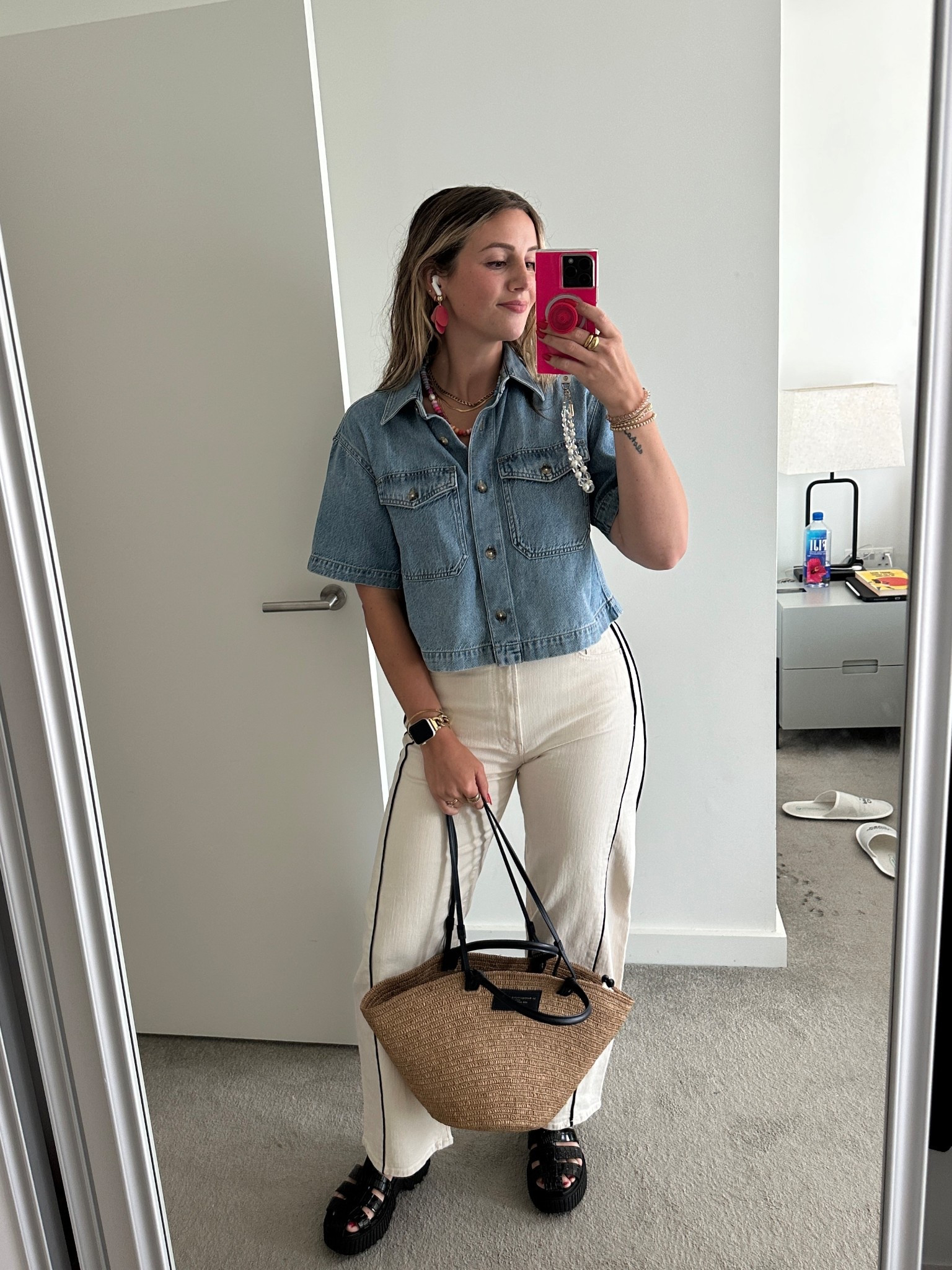 London outfit !

Scored these Mother jeans on super sale at Selfridges !! I ended up sizing down 2 sizes (wearing a 25). They’re very comfy and have a good amount of stretch
Size small in the top. Mine is from Madewell and sold out- found similars!