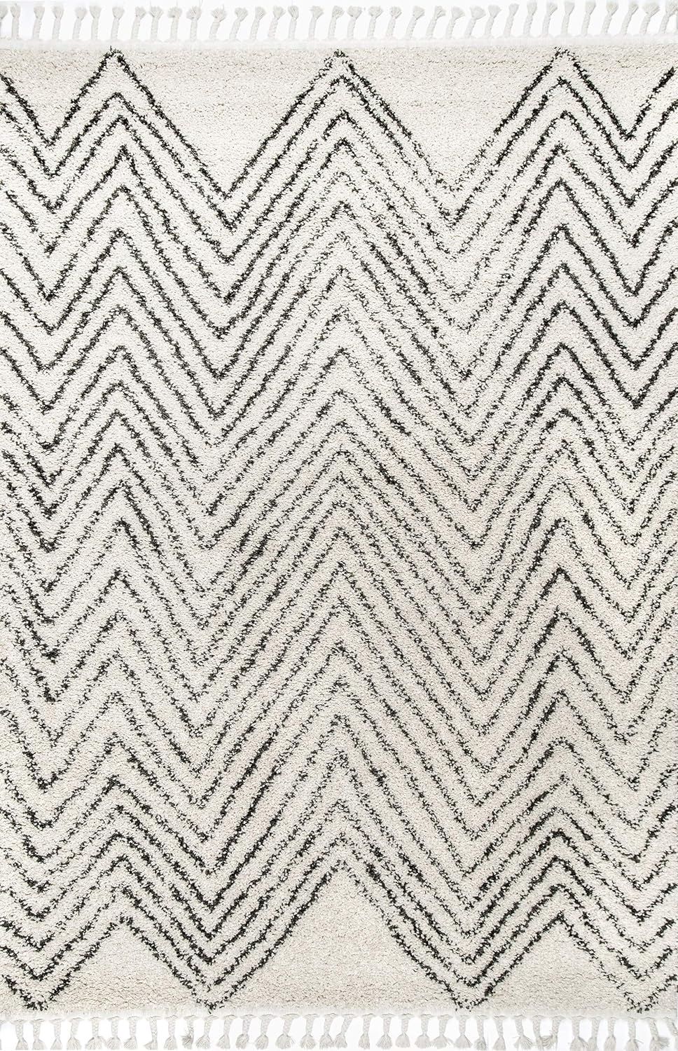 nuLOOM Amanda Moroccan Chevron Tassel Shag Area Rug, 5' 3" x 7' 7", Off-white | Amazon (US)