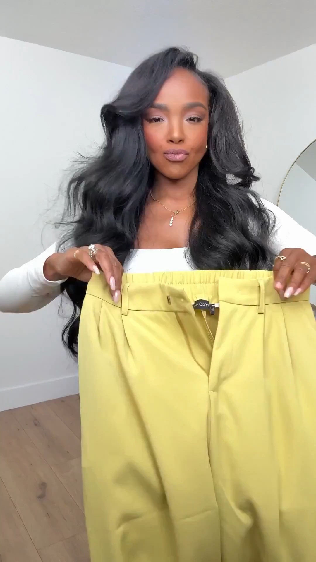 Hi babes!

This fresh spring look is that perfect mix of clean and elevated — the fitted white top with the tailored yellow trousers just gives such a polished, effortless vibe.

Where to wear this:
Work days
Brunch
Spring outings
Day plans

I love pieces like this because you can mix and match them with so many basics — so your cost per wear drops fast and your wardrobe feels way more versatile.

Everything is linked below

xx Kira | Kira’s Fashion Finds

34D - 27 - 40 | size small or 4