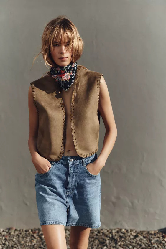 Open sleeveless waistcoat. Front pockets. Braided trim detail. | Zara UK