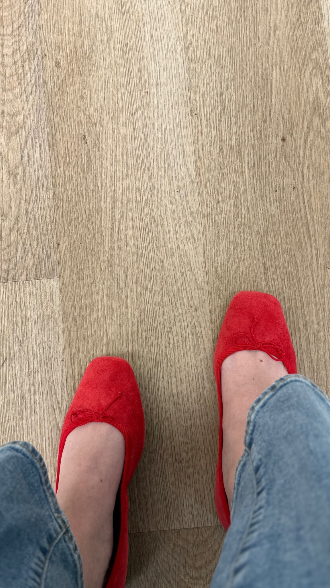 The Washington rain finally let up for a few hours today so I grabbed my suede flats and felt very chic for afternoon errands

These flats are so cute and comfortable and I loved the pop of color ❤️

#balletflats
#redflats
#jcrew
#ootd


#LTKSaleAlert #LTKootd #LTKMidsize