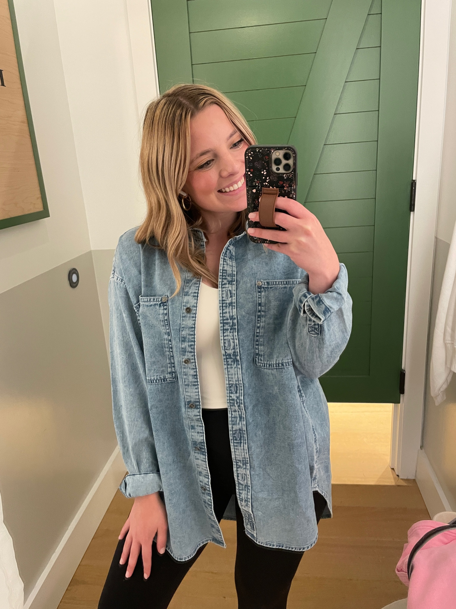 I love this cotton denim button down for all your fall outfits 

Light blue denim, denim button down, aerie crossover leggings, black leggings, teacher outfits 



#LTKSale #LTKfindsunder100 #LTKstyletip