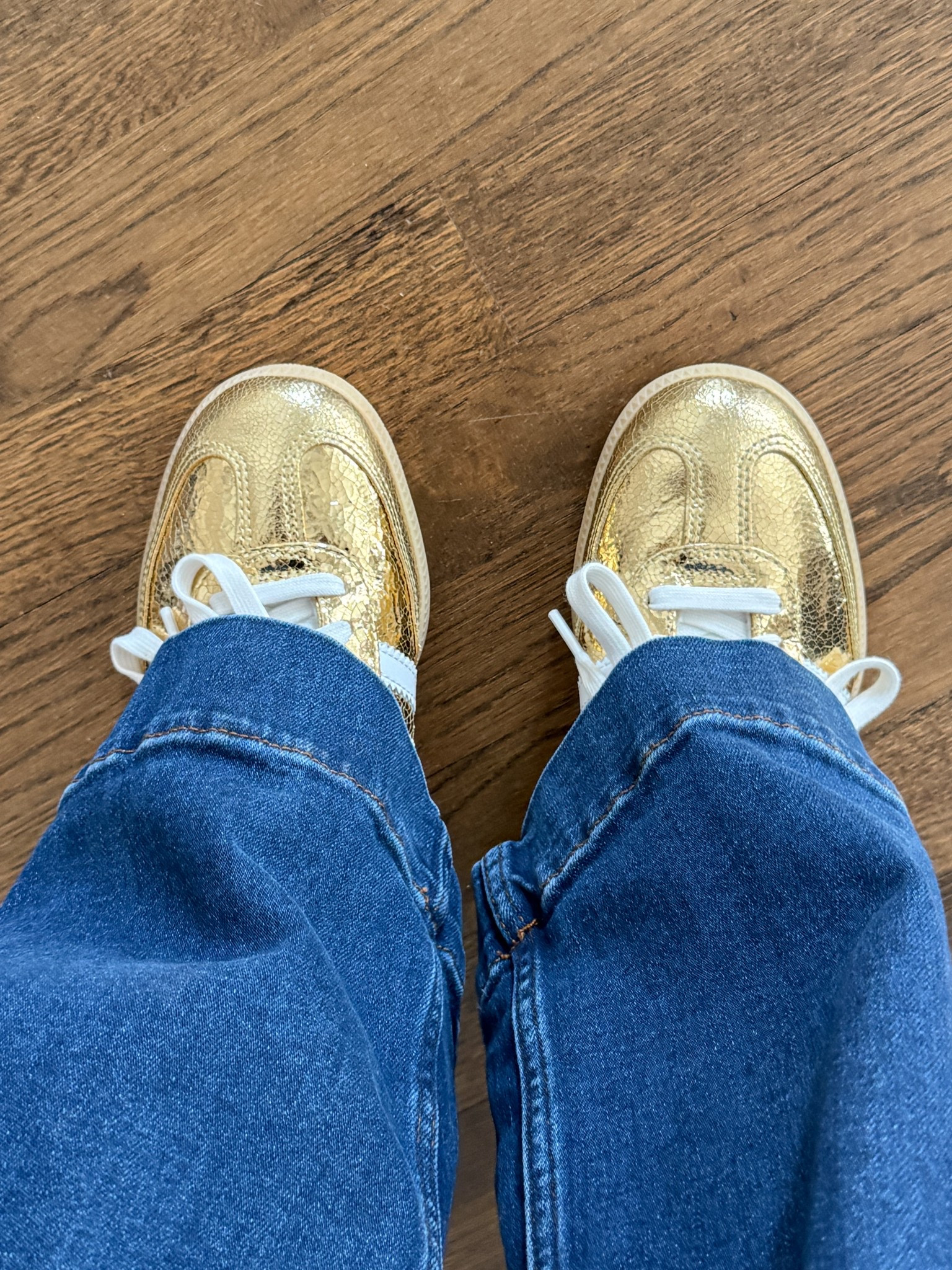 Loving this pop of gold with the crinkle texture under these dark blue wide leg jeans. Gold Sambas are the perfect anchor for a resort-wear look!



#LTKootd #LTKmomlife #LTKOver40