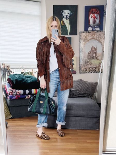 The easiest style tip ever: when you are wearing something basic like jeans and a t-shirt and feeling like it’s kind of blah, throw on an interesting third piece like this vintage 70s fringe jacket.
Everything is secondhand or vintage except the t-shirt.
•
. #torontostylist  #springlook  #StyleOver40  #vintagelover  #animalprint #poshmarkFind #thriftFind #fashiontip #secondhandFind #vintagelongchamp #fashionstylist #FashionOver40  #MumStyle #genX #genXStyle #shopSecondhand #genXInfluencer #WhoWhatWearing #genXblogger #secondhandDesigner #Over40Style #40PlusStyle #Stylish40s #styleTip  #HighStreetFashion 
