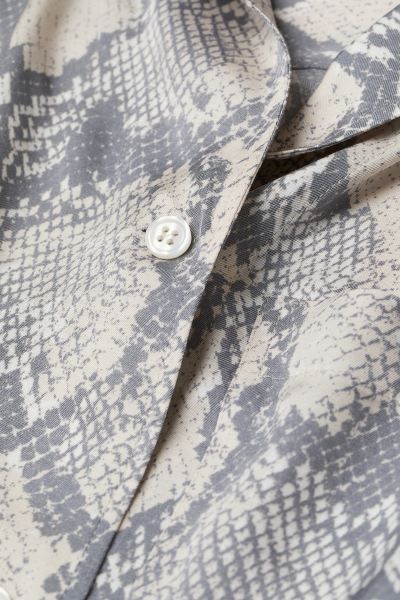 Voluminous shirt in softly draped, woven viscose fabric with a slight sheen. Resort collar, V-nec... | H&M (US)
