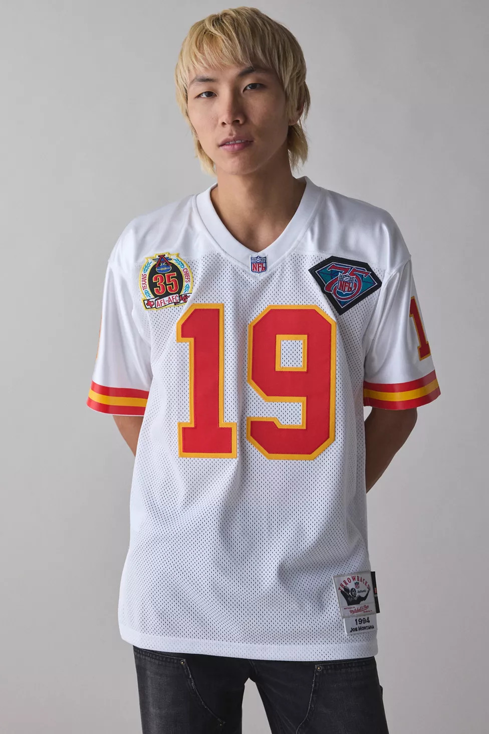 Mitchell & Ness NFL Kansas City Chiefs 1994 Joe Montana Football Jersey Tee | Urban Outfitters (US and RoW)