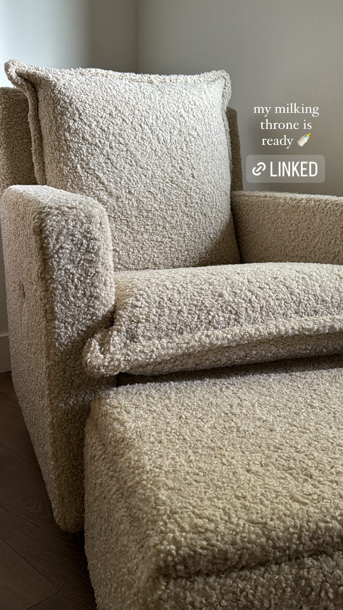 Dying over this nursery chair. Worth the wait to have it custom made 😂 I added the wood base and full electric recline