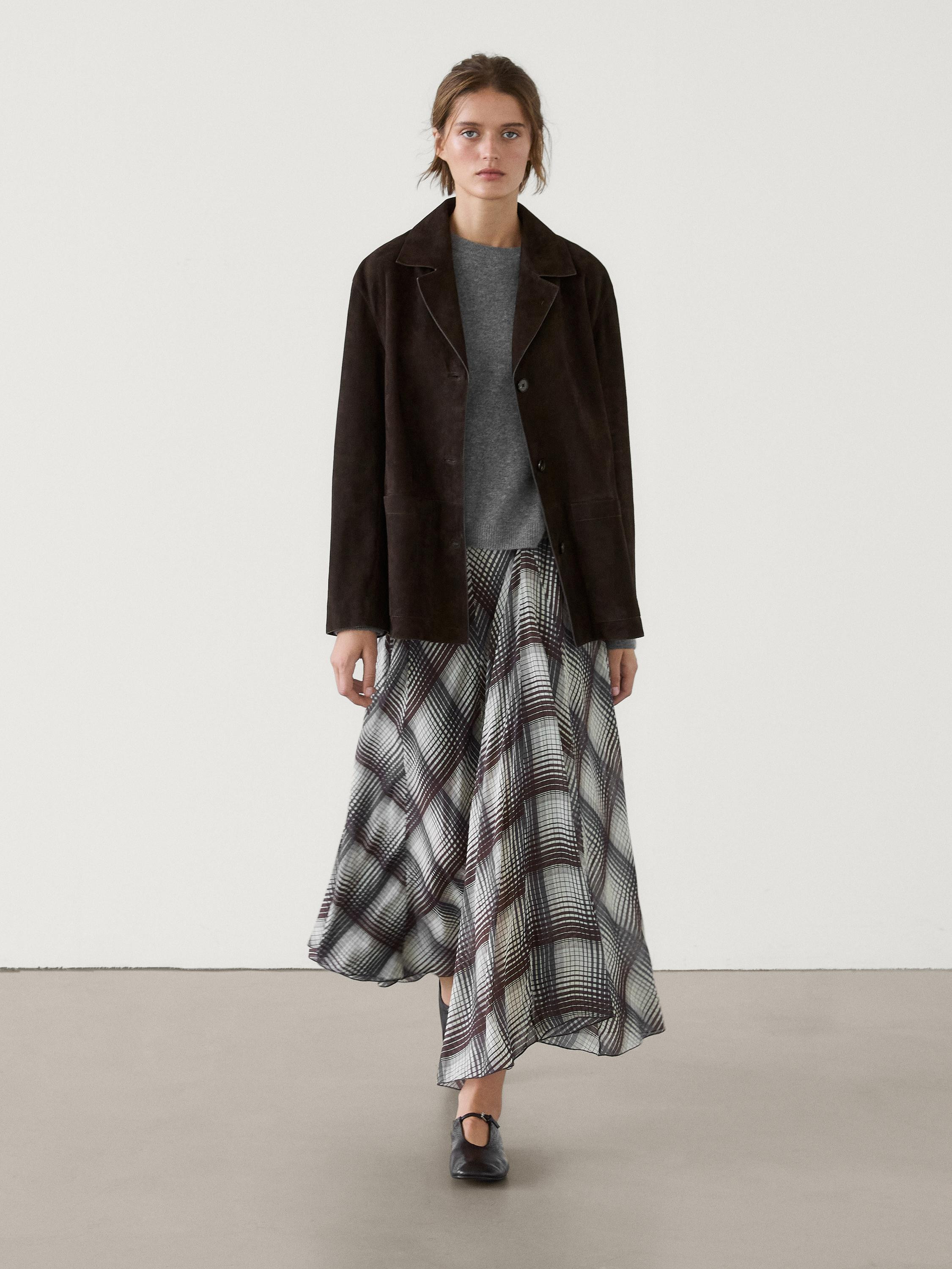 Blazer aus Wildleder mit Taschen  349,00 € Blazer aus Ziegenleder mit Wildlederoptik. Kragen mi... | Massimo Dutti DE